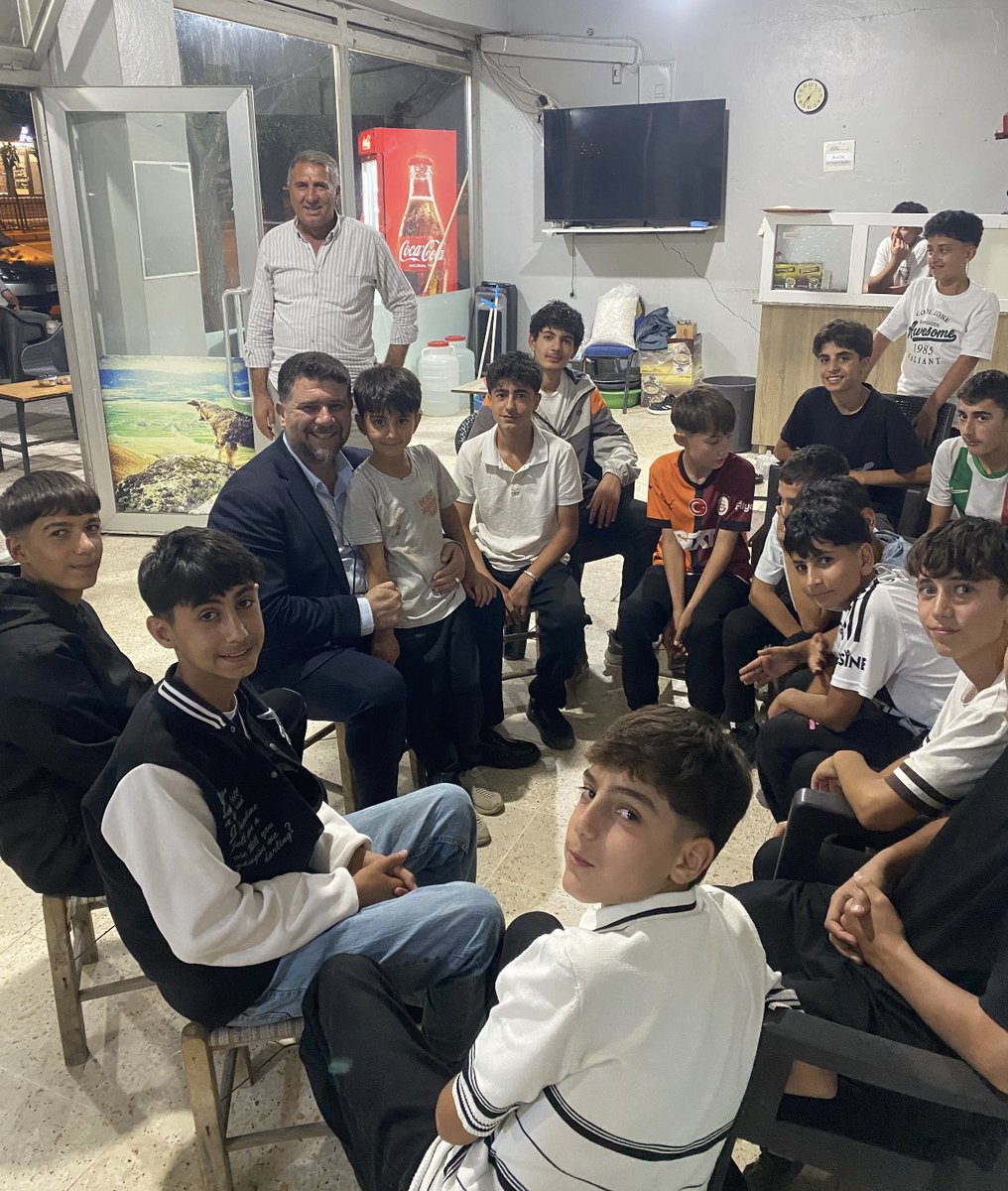 MelikEmre1's tweet photo. *
Geleceğimizin teminatı, gözbebeğimiz sporcu gençlerimizle buluşup ilk fırsatta maç yapmak için sözleştik 😎👊 https://t.co/KqiohByYaf