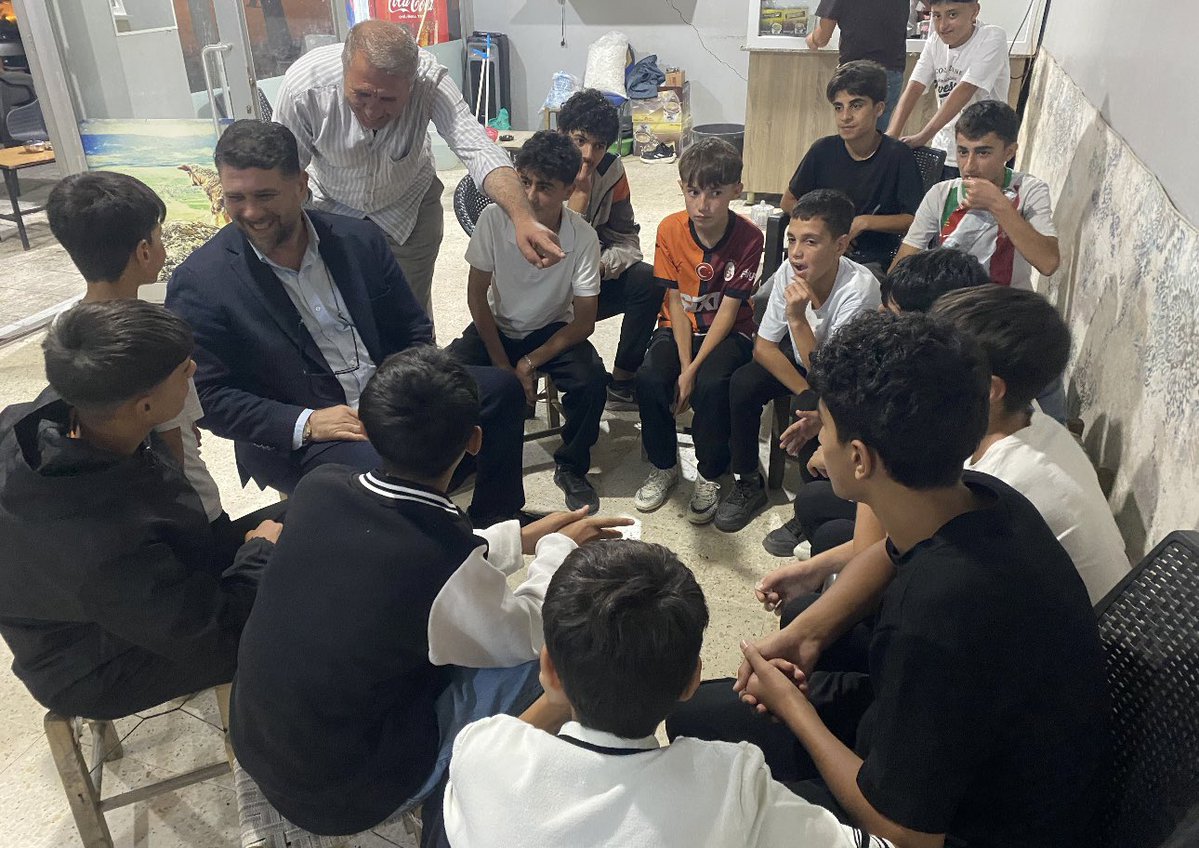 MelikEmre1's tweet photo. *
Geleceğimizin teminatı, gözbebeğimiz sporcu gençlerimizle buluşup ilk fırsatta maç yapmak için sözleştik 😎👊 https://t.co/KqiohByYaf