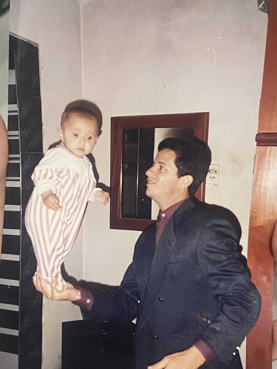 crismnzs's tweet photo. minha mãe registrando meu pai me segurando em pé em cima da mão dele / eu registrando meu pai segurando meu filho em pé em cima da mão dele

a fotografia é a forma de poesia mais linda que existe https://t.co/HJTX9Z9Jpb