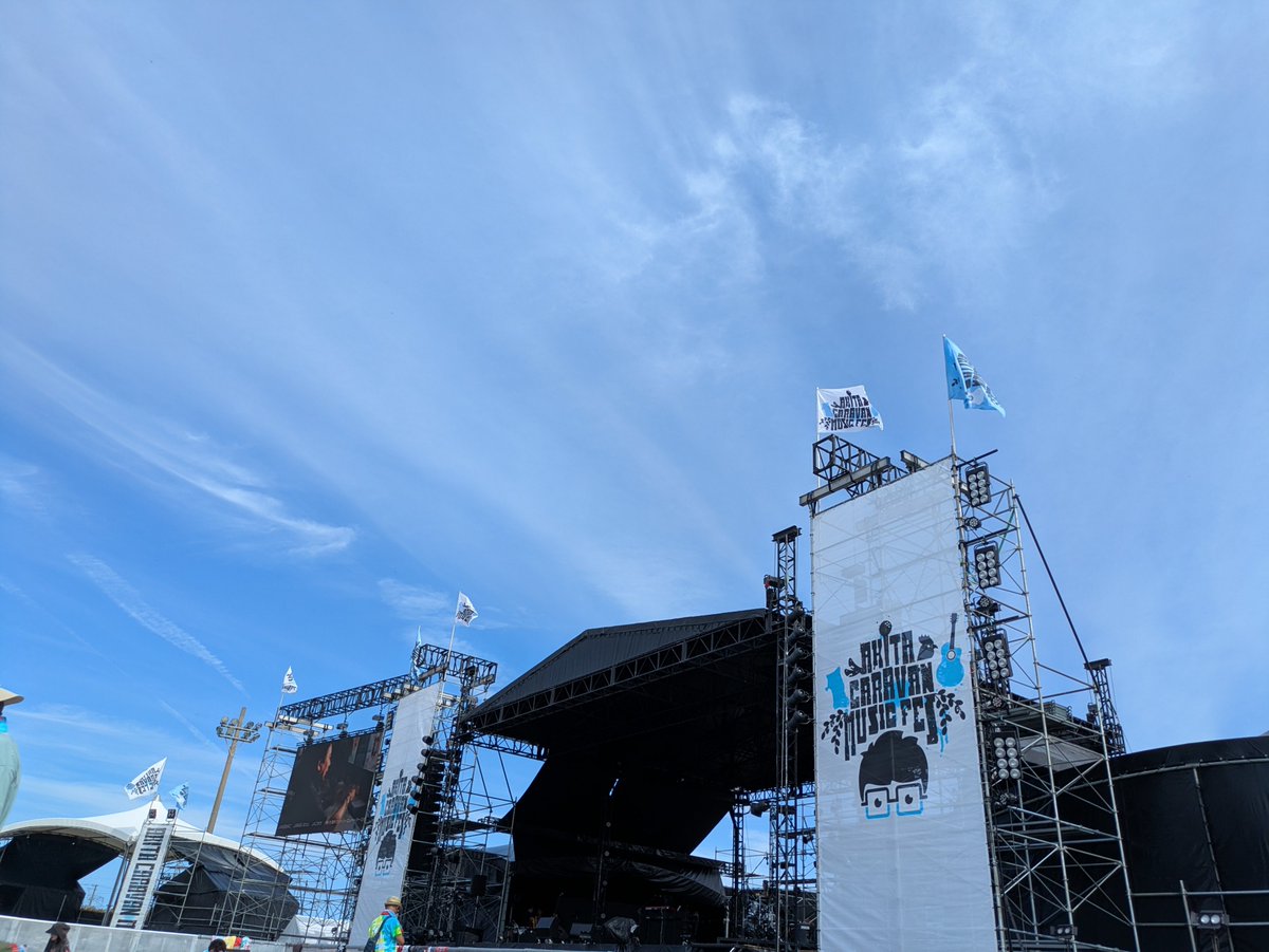 ERK_e3's tweet photo. #acmf2026 Day2はオープニングから入場。
念願の味噌きりたんぽと、いぶりがっこチーズ食べて待機。
昨日帰りの車で食べたおにぎりが美味しかったのでリピート。あとで食べる。
#高橋優
#acmf https://t.co/M4oH2yL1hy