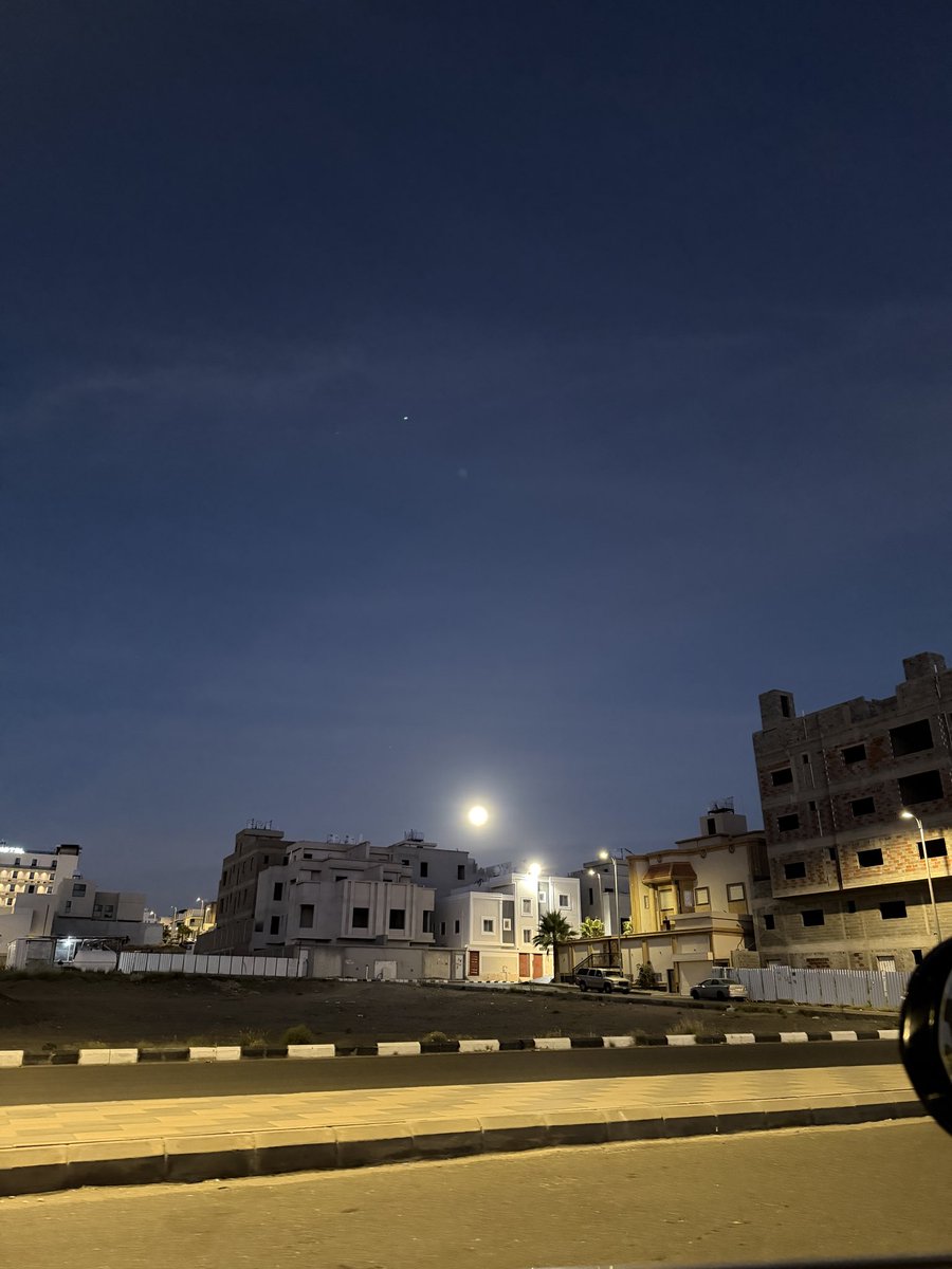 1imec's tweet photo. يعلم الله من أجمل ما رأت عيني ...
صورتها الحين في نفس اللحظة!

من اليسار القمر مكتمل في سواد الليل، وعلى يميني بزوغ الفجر في مشهد بديع .. ودي أوقف اللحظة والله العظيم، سبحانك يا رب ❤️❤️❤️❤️ https://t.co/NF7xPwOAPd