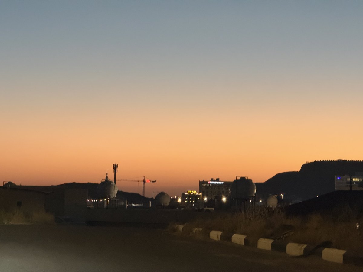 1imec's tweet photo. يعلم الله من أجمل ما رأت عيني ...
صورتها الحين في نفس اللحظة!

من اليسار القمر مكتمل في سواد الليل، وعلى يميني بزوغ الفجر في مشهد بديع .. ودي أوقف اللحظة والله العظيم، سبحانك يا رب ❤️❤️❤️❤️ https://t.co/NF7xPwOAPd