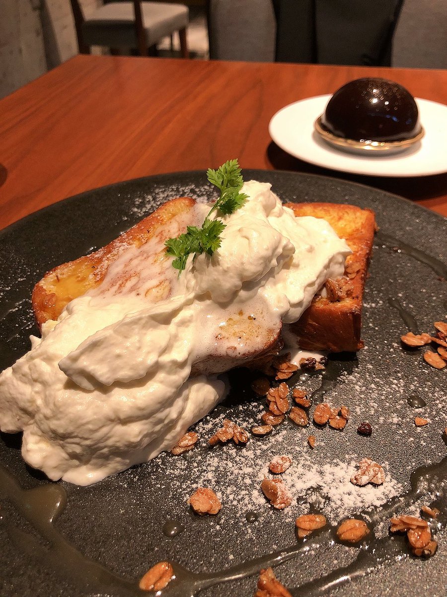 GRACE08468403's tweet photo. 朝ごはん、チョコレートバンクさん(つ🕶)✨️

・フレンチトースト
setドリンク チョコレートドリンク(ICE)
・ショコラドーム(黒)

かき氷もう終わってた( ߹ㅁ߹)

 #朝ごはん  #鎌倉  #チョコレートバンク  #チョコレート  #フレンチトースト  #モーニング https://t.co/aCI6xwNRqV