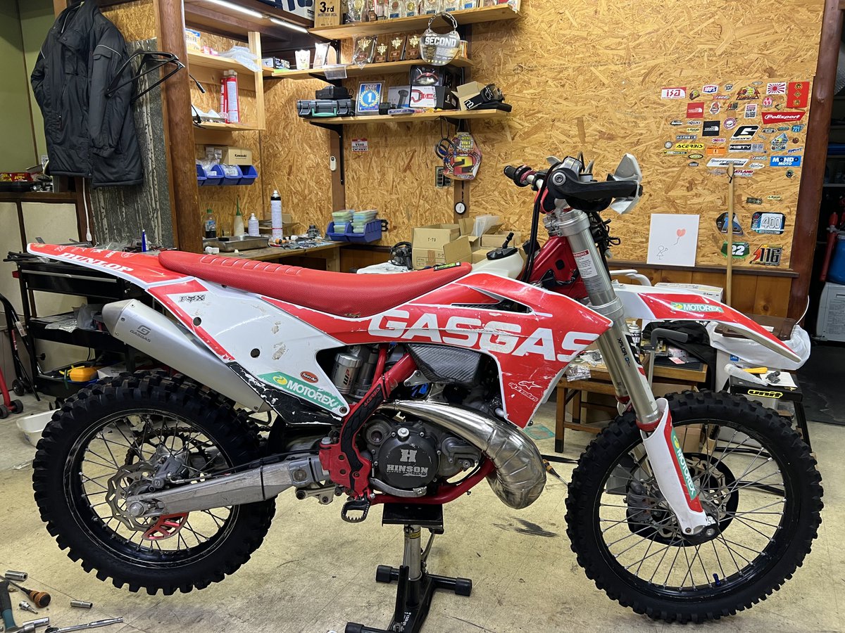 kokekokko0312's tweet photo. #売ります
GASGAS  EC300  MY23
100h  1854km

腰上88hでAピストンに交換（交換後12h使用）
他サス使ってたので前後サスは10hくらいしか使ってません

各所ガード付きで即山遣れます仕様‼️

新品の部品が山ほどあります‼️
※ツリー参照 https://t.co/skXCNaDxG6