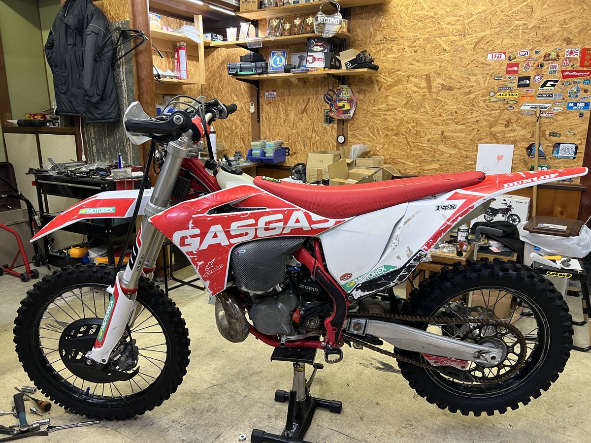 kokekokko0312's tweet photo. #売ります
GASGAS  EC300  MY23
100h  1854km

腰上88hでAピストンに交換（交換後12h使用）
他サス使ってたので前後サスは10hくらいしか使ってません

各所ガード付きで即山遣れます仕様‼️

新品の部品が山ほどあります‼️
※ツリー参照 https://t.co/skXCNaDxG6