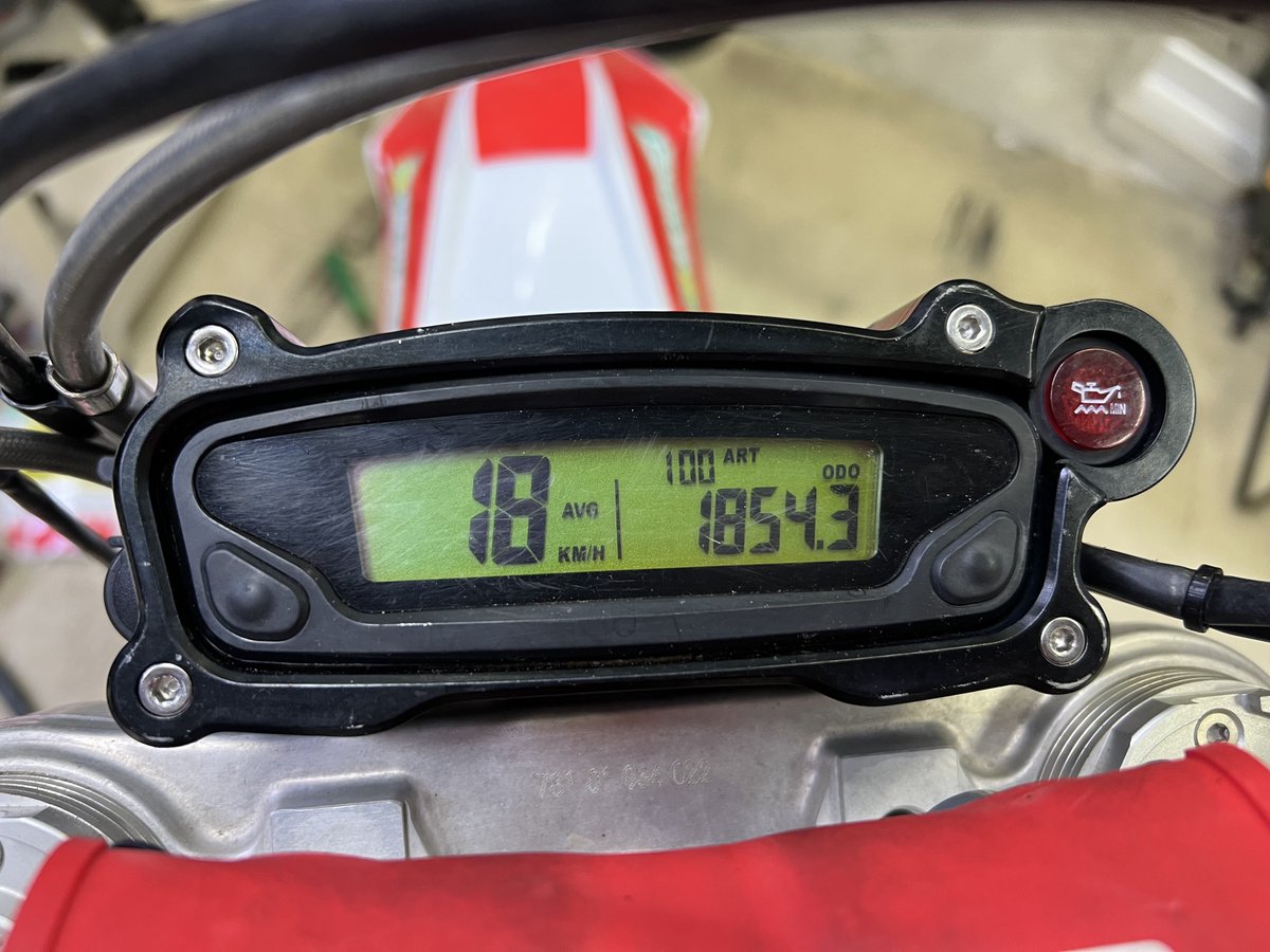 kokekokko0312's tweet photo. #売ります
GASGAS  EC300  MY23
100h  1854km

腰上88hでAピストンに交換（交換後12h使用）
他サス使ってたので前後サスは10hくらいしか使ってません

各所ガード付きで即山遣れます仕様‼️

新品の部品が山ほどあります‼️
※ツリー参照 https://t.co/skXCNaDxG6