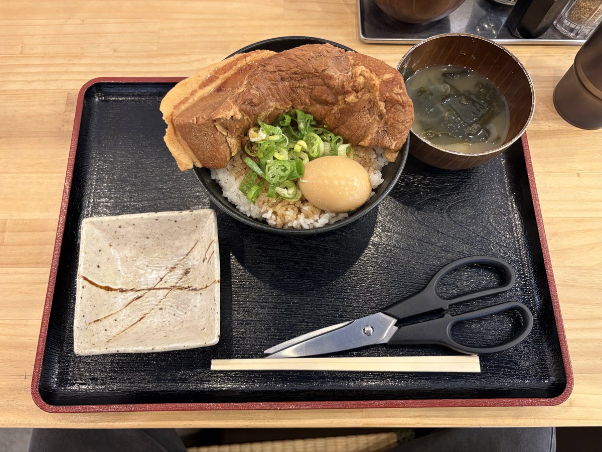 Refrectal's tweet photo. Twitterでちょこっと出てきた一本角煮定食食べてきたけど、死んだ（多すぎ） https://t.co/l0Z6u5LZlA