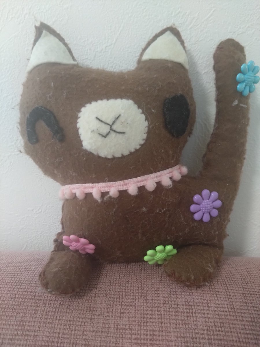 hiro_kumako's tweet photo. 片付けしてたら娘が小3くらいの時に夏休み自由研究で作った猫が

野良猫のようになって出てきた😆 https://t.co/aRQtWv6IOf