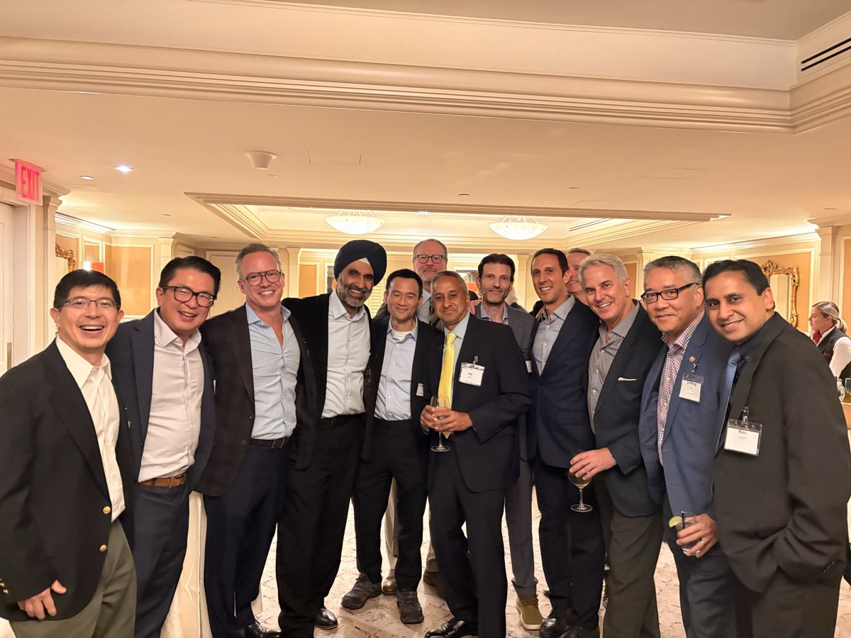 RodriguezMDUrol's tweet photo. So great to see so many @WCMUrology alumni gather to celebrate the life on Dr. Darracott Vaughan. Humble to be surrounded by a room full of leaders in  urology. A wonderful evening. https://t.co/IYSX15NuD6