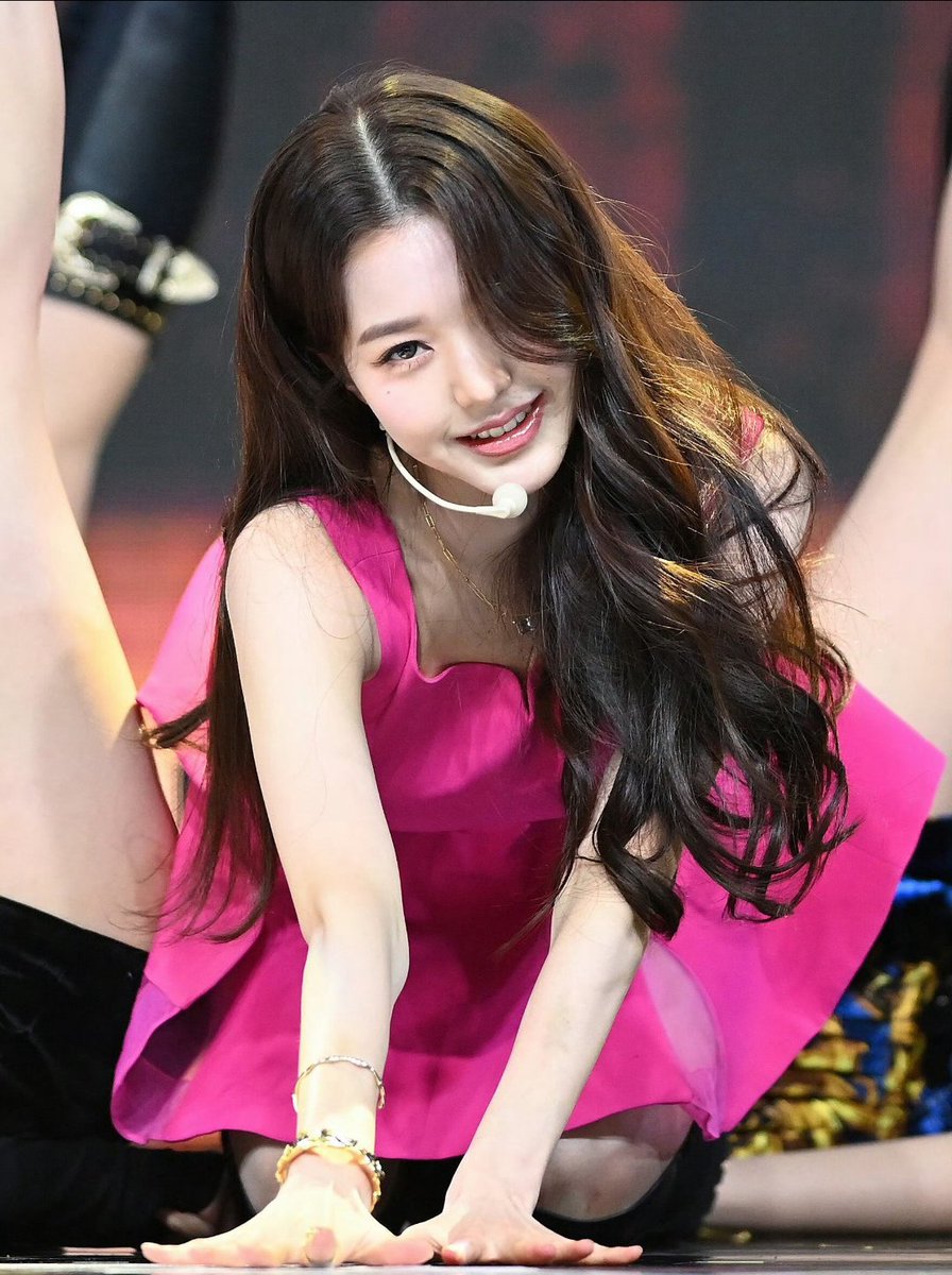 cherrinyoung's tweet photo. At the age of seventeen, her ambition rose higher than her skirt. So many people love Won Young precisely because of her dedication and hard work—she never lets her fans worry.#jangwonyoung #wonyoung #ive https://t.co/pC3XUZ83w3