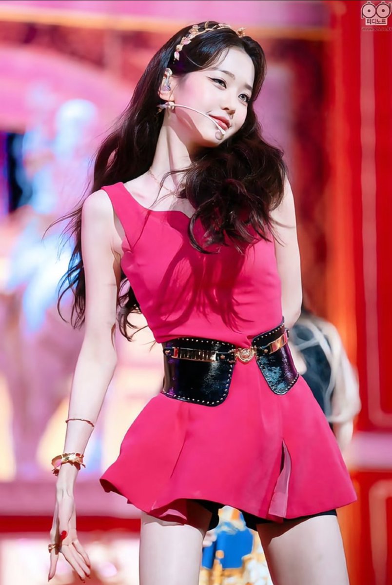 cherrinyoung's tweet photo. At the age of seventeen, her ambition rose higher than her skirt. So many people love Won Young precisely because of her dedication and hard work—she never lets her fans worry.#jangwonyoung #wonyoung #ive https://t.co/pC3XUZ83w3