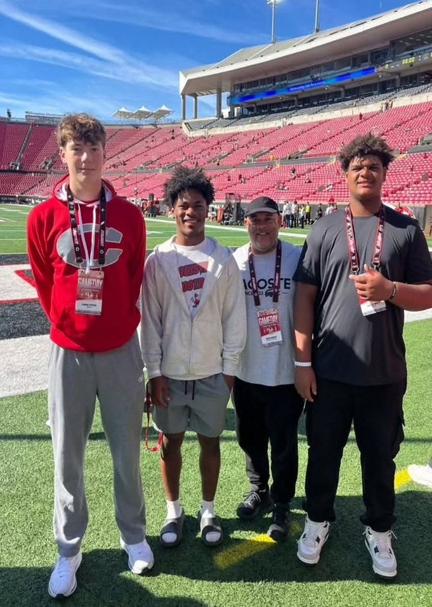 LJ_94_Smith's tweet photo. TY, @LouisvilleFB for a great visit. I cannot wait to be back on campus. #brotherhood #FrSZN #LinemenHoopToo #502made
@lmhscoachporter @kyfuturestars @coach_qborders
@vincemarrow @DaleWilliamsUL
@_CoachErv @Coach_DElson
@CoachNateUofL @JeffBrohm
@BarkleyTruax @PrepRedZoneKY
@MaleBulldogs
@AWilliamsUSA
@ErikRichardsUSA
@54SportsNetwork