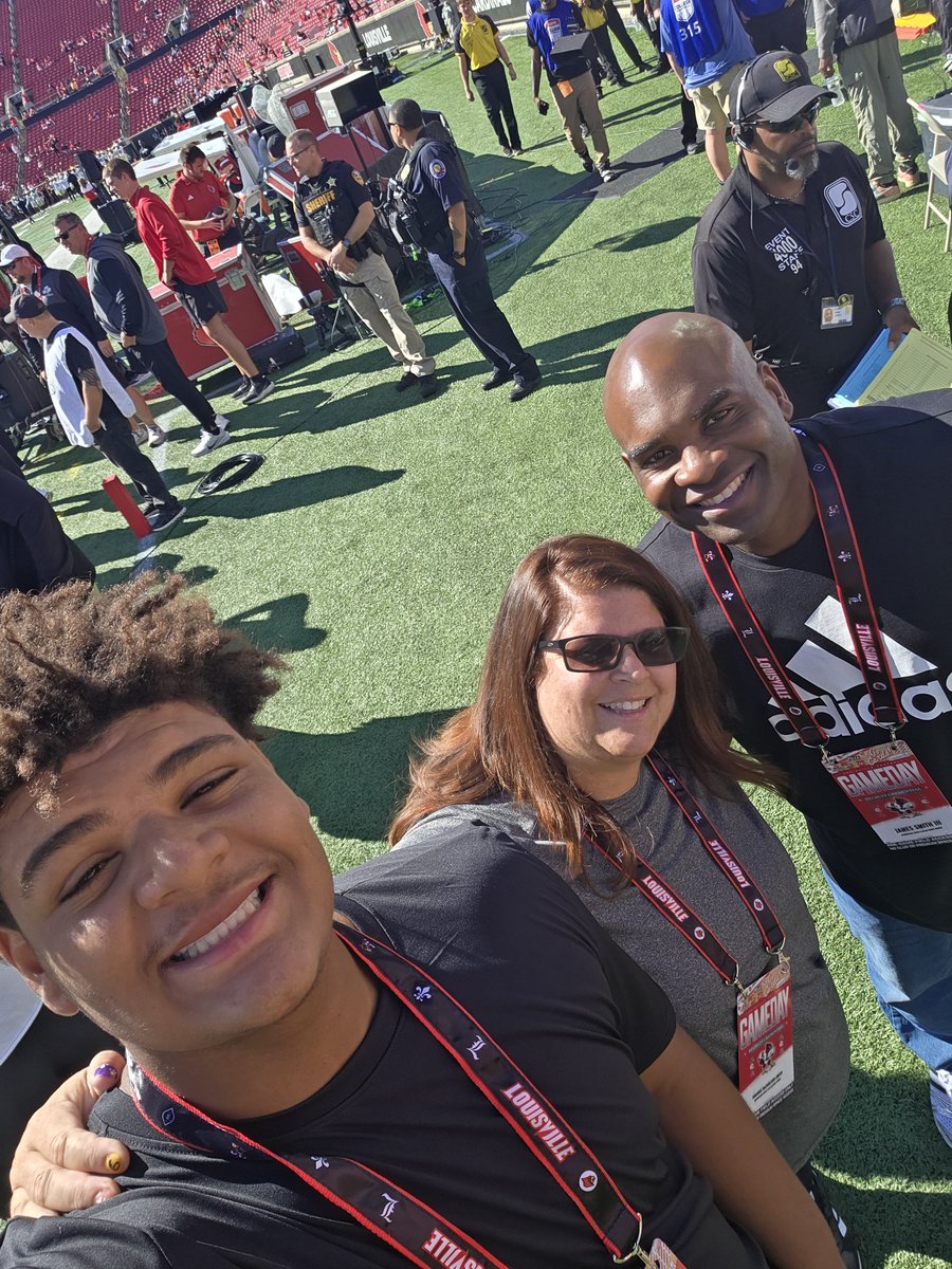 LJ_94_Smith's tweet photo. TY, @LouisvilleFB for a great visit. I cannot wait to be back on campus. #brotherhood #FrSZN #LinemenHoopToo #502made
@lmhscoachporter @kyfuturestars @coach_qborders
@vincemarrow @DaleWilliamsUL
@_CoachErv @Coach_DElson
@CoachNateUofL @JeffBrohm
@BarkleyTruax @PrepRedZoneKY
@MaleBulldogs
@AWilliamsUSA
@ErikRichardsUSA
@54SportsNetwork