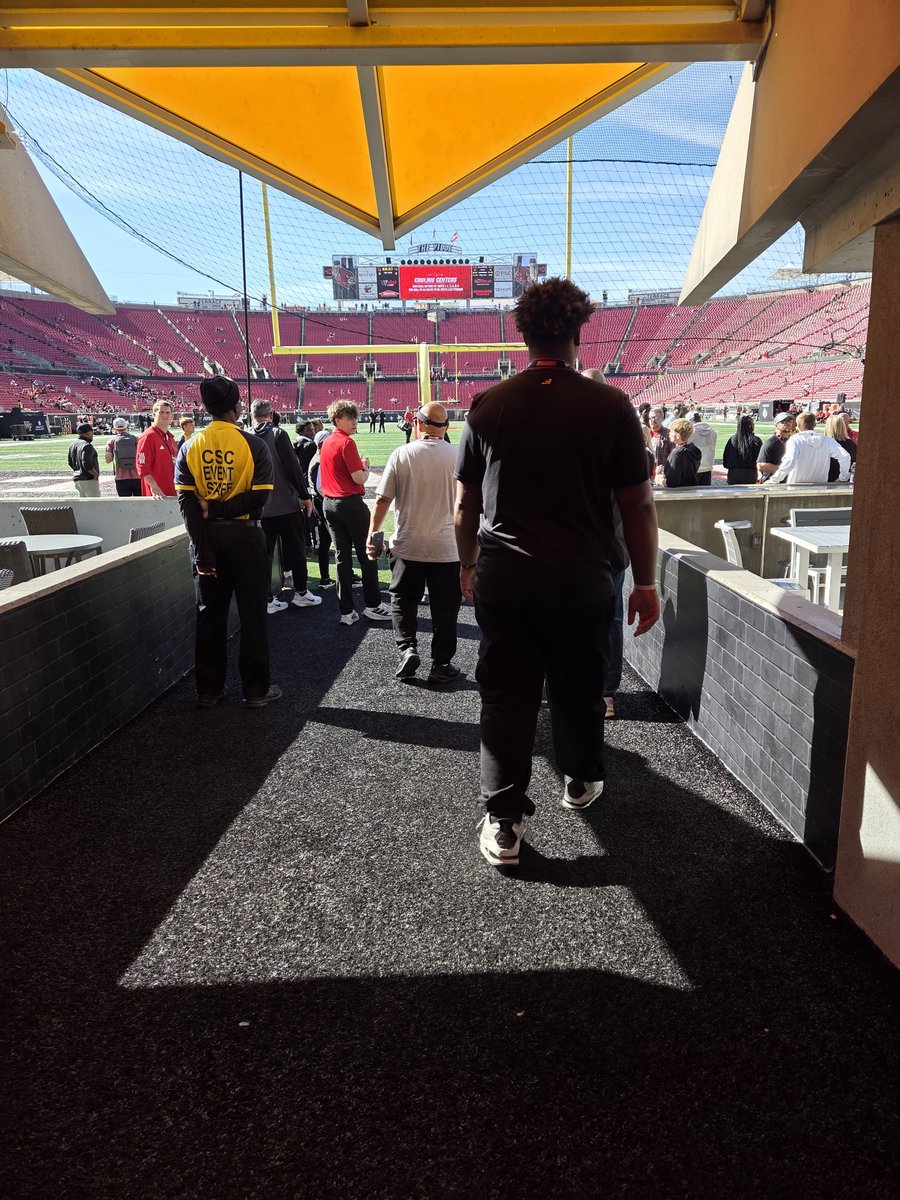 LJ_94_Smith's tweet photo. TY, @LouisvilleFB for a great visit. I cannot wait to be back on campus. #brotherhood #FrSZN #LinemenHoopToo #502made
@lmhscoachporter @kyfuturestars @coach_qborders
@vincemarrow @DaleWilliamsUL
@_CoachErv @Coach_DElson
@CoachNateUofL @JeffBrohm
@BarkleyTruax @PrepRedZoneKY
@MaleBulldogs
@AWilliamsUSA
@ErikRichardsUSA
@54SportsNetwork