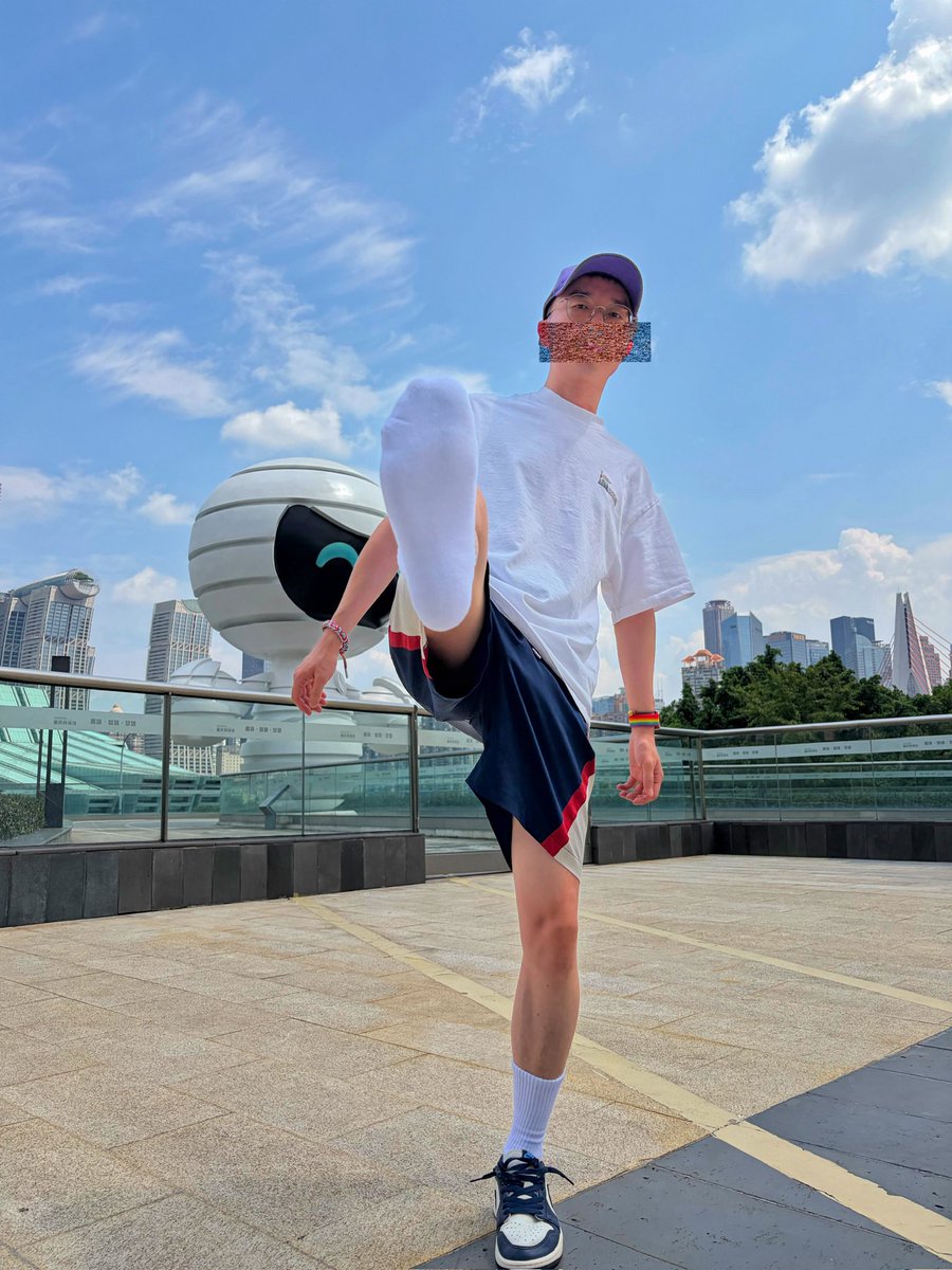 shi_xiaomen's tweet photo. 完美 #只穿一只鞋 https://t.co/as4YtEXUzs