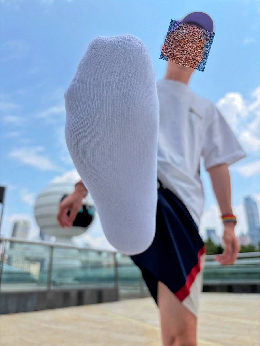 shi_xiaomen's tweet photo. 完美 #只穿一只鞋 https://t.co/as4YtEXUzs