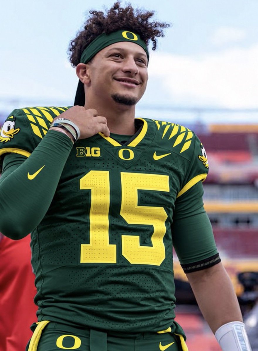 steaakfriend's tweet photo. Dylan Raiola at Oregon. https://t.co/i1ybmICF8f