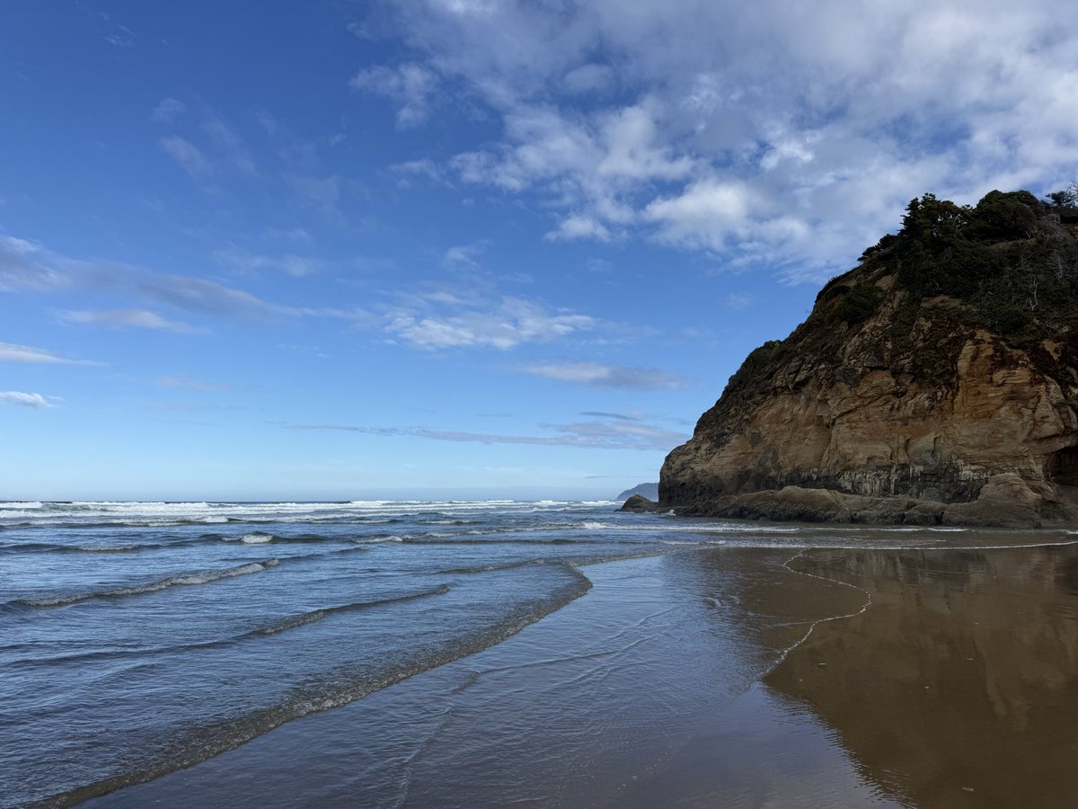 HLovesNature's tweet photo. Hope you had a beautiful day. Here is a pic of beautiful Hug Point here in Oregon. https://t.co/XF6g62E3JB