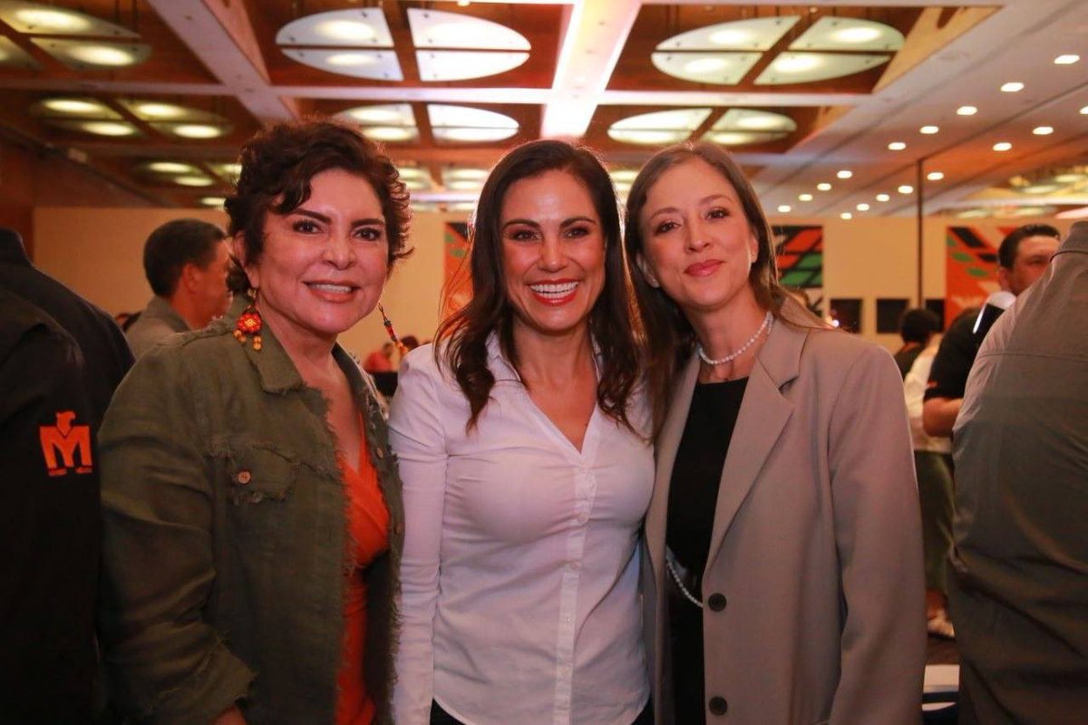 IvonneOP's tweet photo. Felicidades por tu segundo informe de gobierno @AleGutierrez_mx. 🧡

Hoy León es otro, es mejor gracias al trabajo que haz hecho, una infraestructura fortalecida y la cercanía en el día a día con las y los ciudadanos. 🫶🏼 https://t.co/hXK1jqKvZn