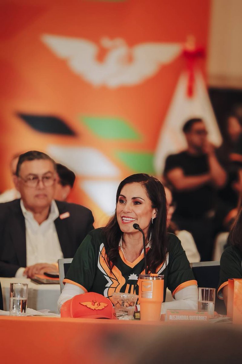 IvonneOP's tweet photo. Felicidades por tu segundo informe de gobierno @AleGutierrez_mx. 🧡

Hoy León es otro, es mejor gracias al trabajo que haz hecho, una infraestructura fortalecida y la cercanía en el día a día con las y los ciudadanos. 🫶🏼 https://t.co/hXK1jqKvZn