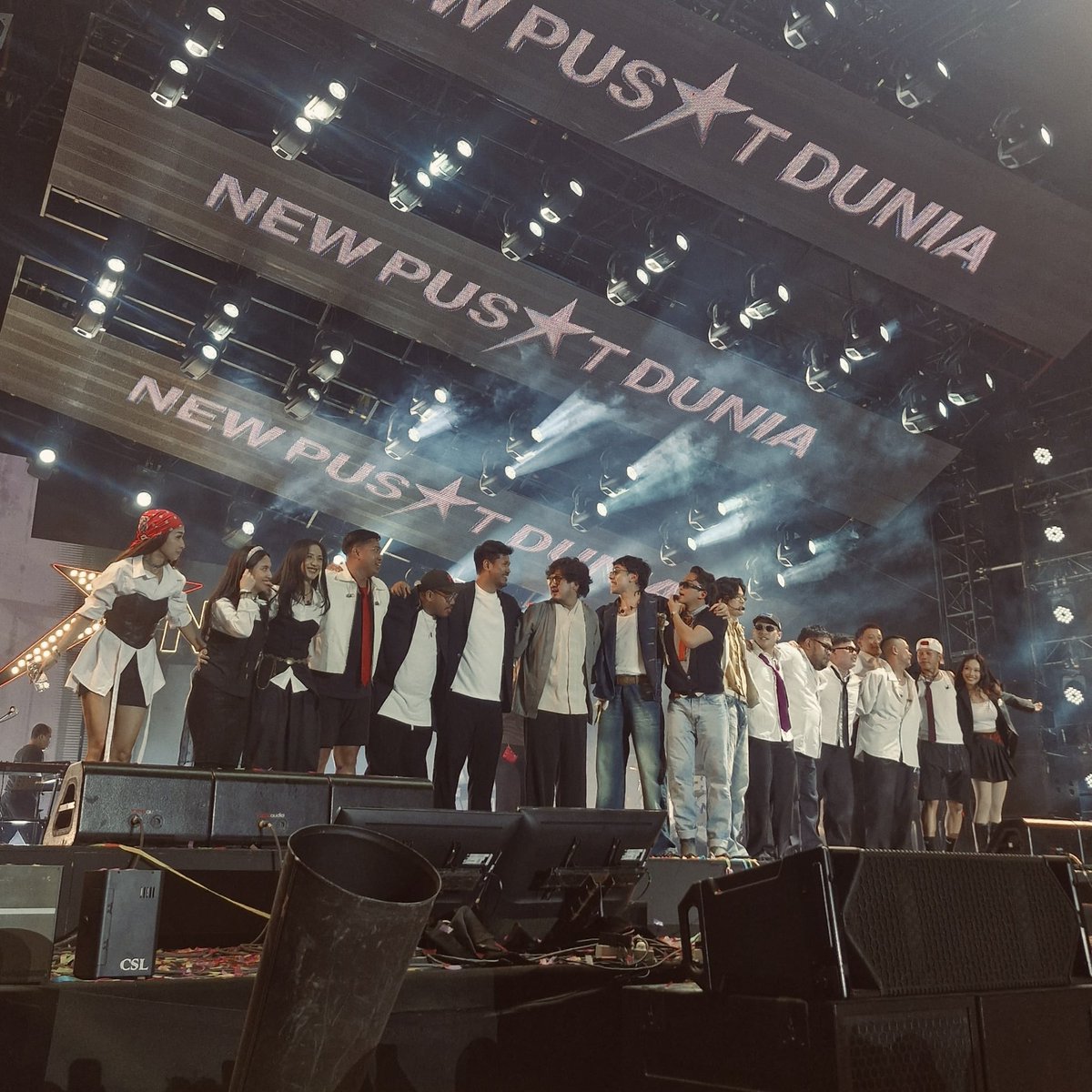 madebyshunda's tweet photo. menurut gue, penampilan New Pusat Dunia (NPD) semalem di Pestapora beneran well prepared. dari segi aransemen musik, vocal, dance, sampai ke GIMMICK (mau yang ngonsep atau yang spontan), beneran bikin perform mereka tuh lengkap aja gitu. gak yang nyanyi terus pulang. 

emang gak salah sih mereka terus bilang kalau Pestapora bakalan spesial banget, ya ternyata beneran spesial..😭 kayak KEREN BGT KALIAN! (jujur nyesel banyak ga nonton). 

shout out juga buat tim di balik layar yang udah ngonsep ini, ada rey tobing, lawdenk, bg ican, pokoknya SEMUANYA tim behind npd, keren banget dah bener! semoga ada pestapora, pestapora selanjutnya buat kalian🩷🤏🏻
