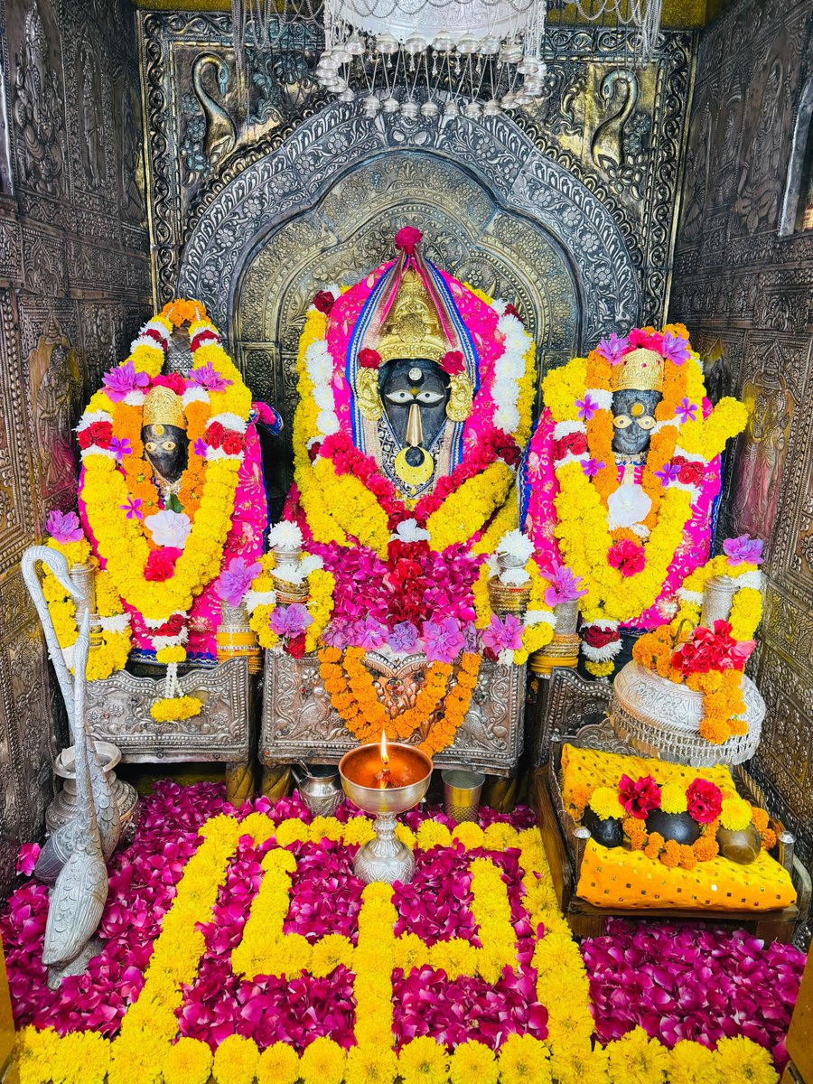 Surender_10K's tweet photo. माँ बगलामुखी के आज के आरती-श्रृंगार के दिव्य एवं अलौकिक दर्शन 🙏📅 27 सितंबर 2026 ✨💛 माँ पीताम्बरा की कृपा सभी भक्तों पर सदैव बनी रहे। माँ आपके जीवन से सभी संकटों का नाश करें और आपकी हर मनोकामना पूर्ण करें। 

बोलो जय माँ बगलामुखी! ✨💛 जय माता दी 🚩

#Devbhoomi #MaaBaglamukhi https://t.co/uyoS044JaU