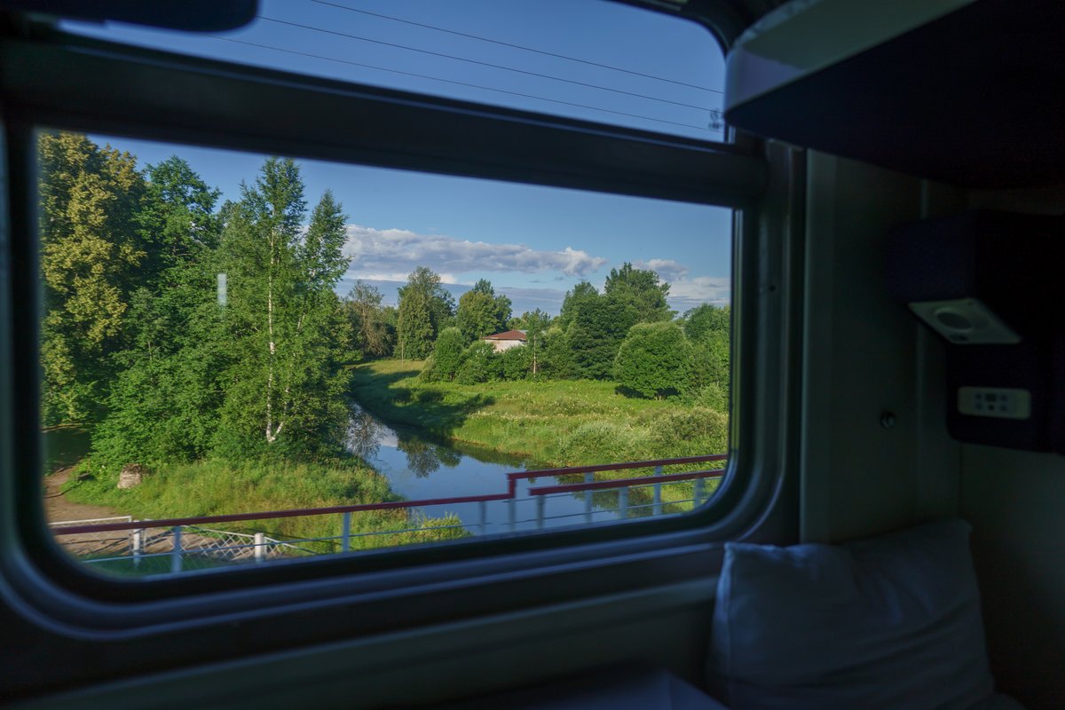 ENinternatio's tweet photo. モスクワからサンクトペテルブルクへは夜行列車で向かうことができます

深夜にモスクワを出発し、車内で一夜を過ごします。

朝になると、車窓には広々とした野原や水辺など、ロシアらしい風景が広がります。

今回は、7月に撮影された写真をご紹介します。

#ロシア #モスクワ #サンクトペテルブルク https://t.co/R1UNe3q2bU