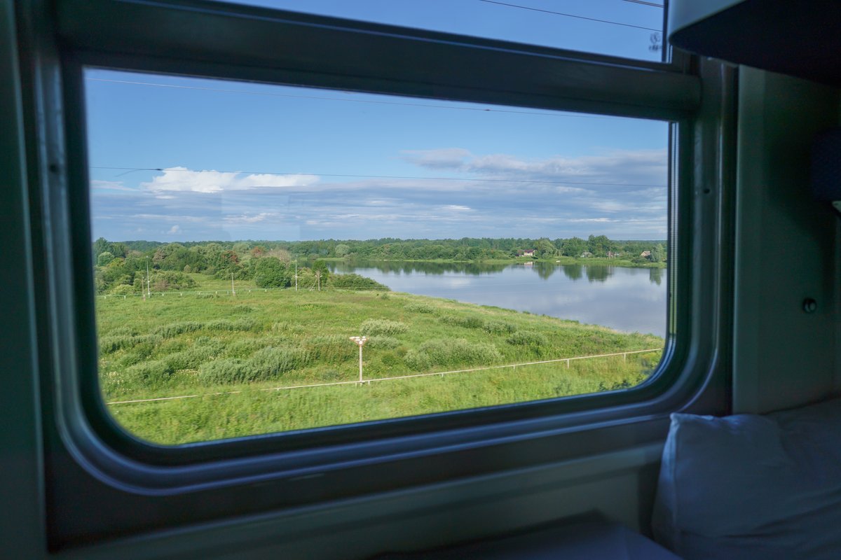ENinternatio's tweet photo. モスクワからサンクトペテルブルクへは夜行列車で向かうことができます

深夜にモスクワを出発し、車内で一夜を過ごします。

朝になると、車窓には広々とした野原や水辺など、ロシアらしい風景が広がります。

今回は、7月に撮影された写真をご紹介します。

#ロシア #モスクワ #サンクトペテルブルク https://t.co/R1UNe3q2bU