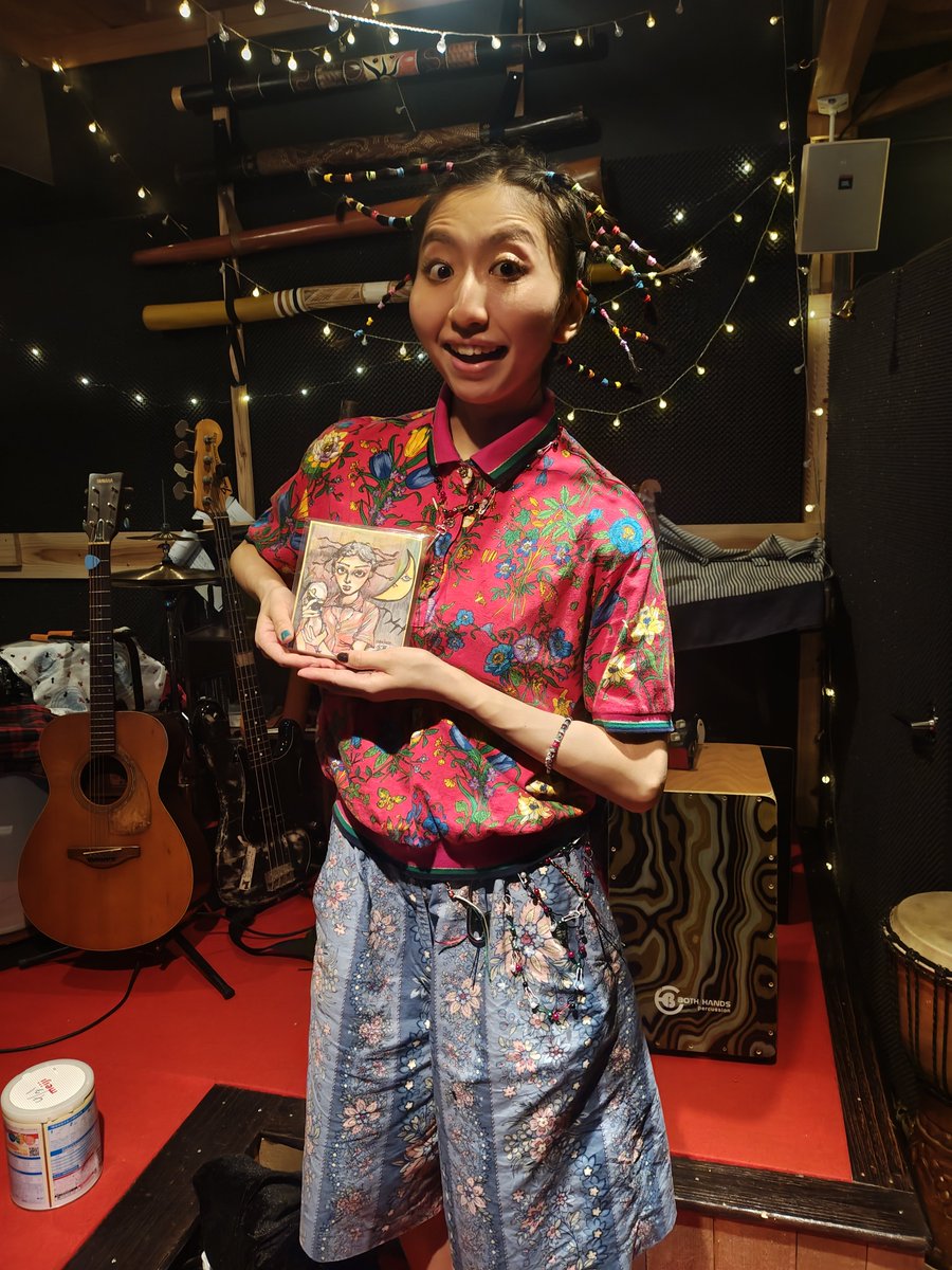 Avocado_Fever02's tweet photo. 空風ナギさんの舞台『甦れ、砂の三日月！』を観劇⏳🧸🌙

祖母と熊が背負う記憶と、最後の抱擁に胸を打たれた。
様々な場所から流れ着いた砂が命を蘇らせ、遺骨となり、砂時計を通して祖母から孫へ。幾つもの命の軌跡が積み重なり、受け継がれていく。
宇宙の理をも凌駕する魂の帰還。

  #空風ナギ https://t.co/7X1IqIQw1M