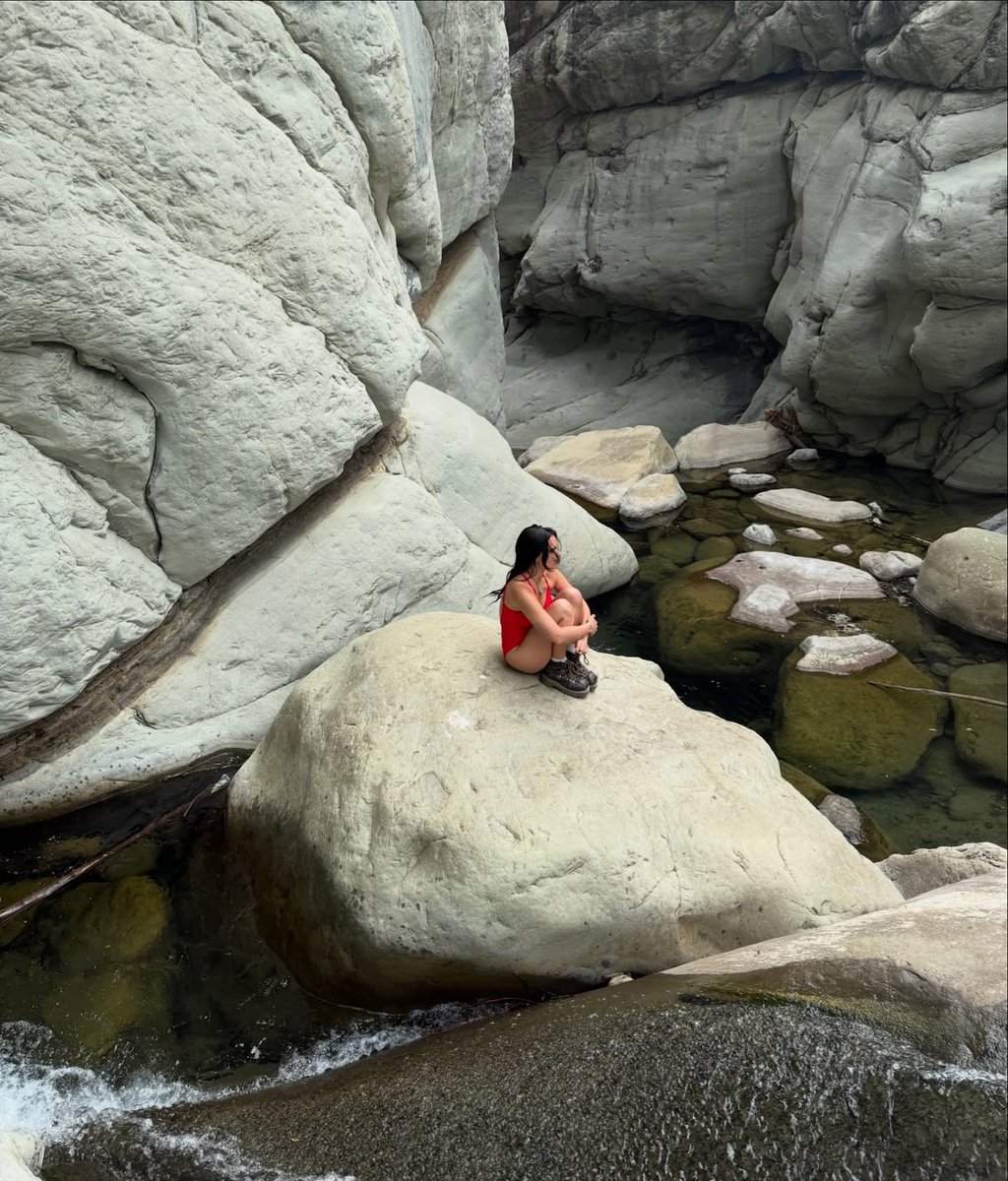 indenavarete's tweet photo. You just spotted a girl who realized she’s absolutely in love with hiking. https://t.co/GDmfVubXxU
