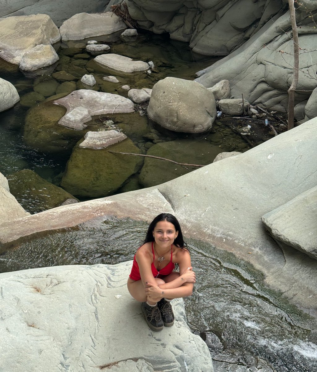 indenavarete's tweet photo. You just spotted a girl who realized she’s absolutely in love with hiking. https://t.co/GDmfVubXxU