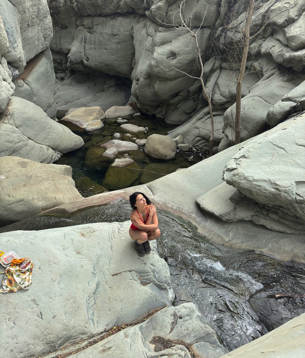 indenavarete's tweet photo. You just spotted a girl who realized she’s absolutely in love with hiking. https://t.co/GDmfVubXxU