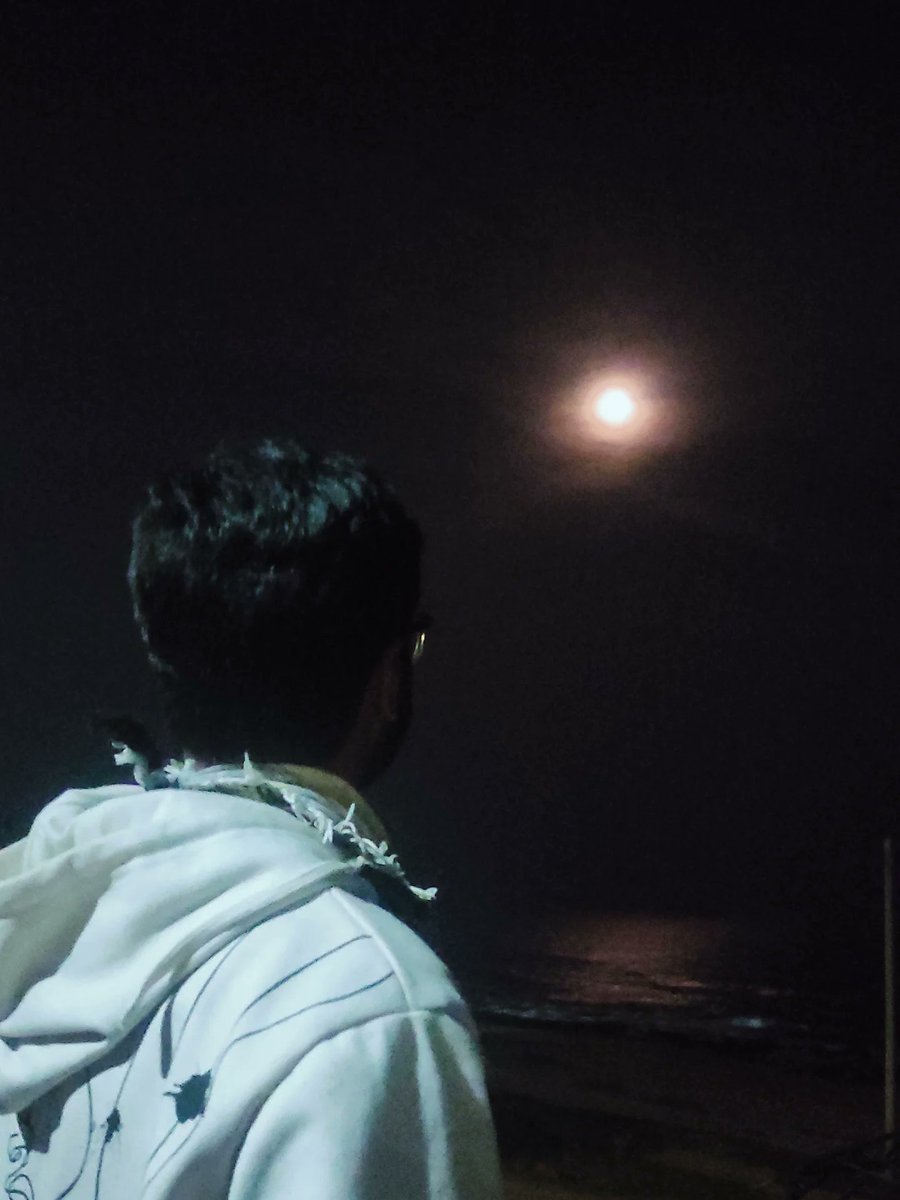 oliviawalkerwpb's tweet photo. Watching the moon because I can’t see her every day. https://t.co/DSHe1mrJI7
