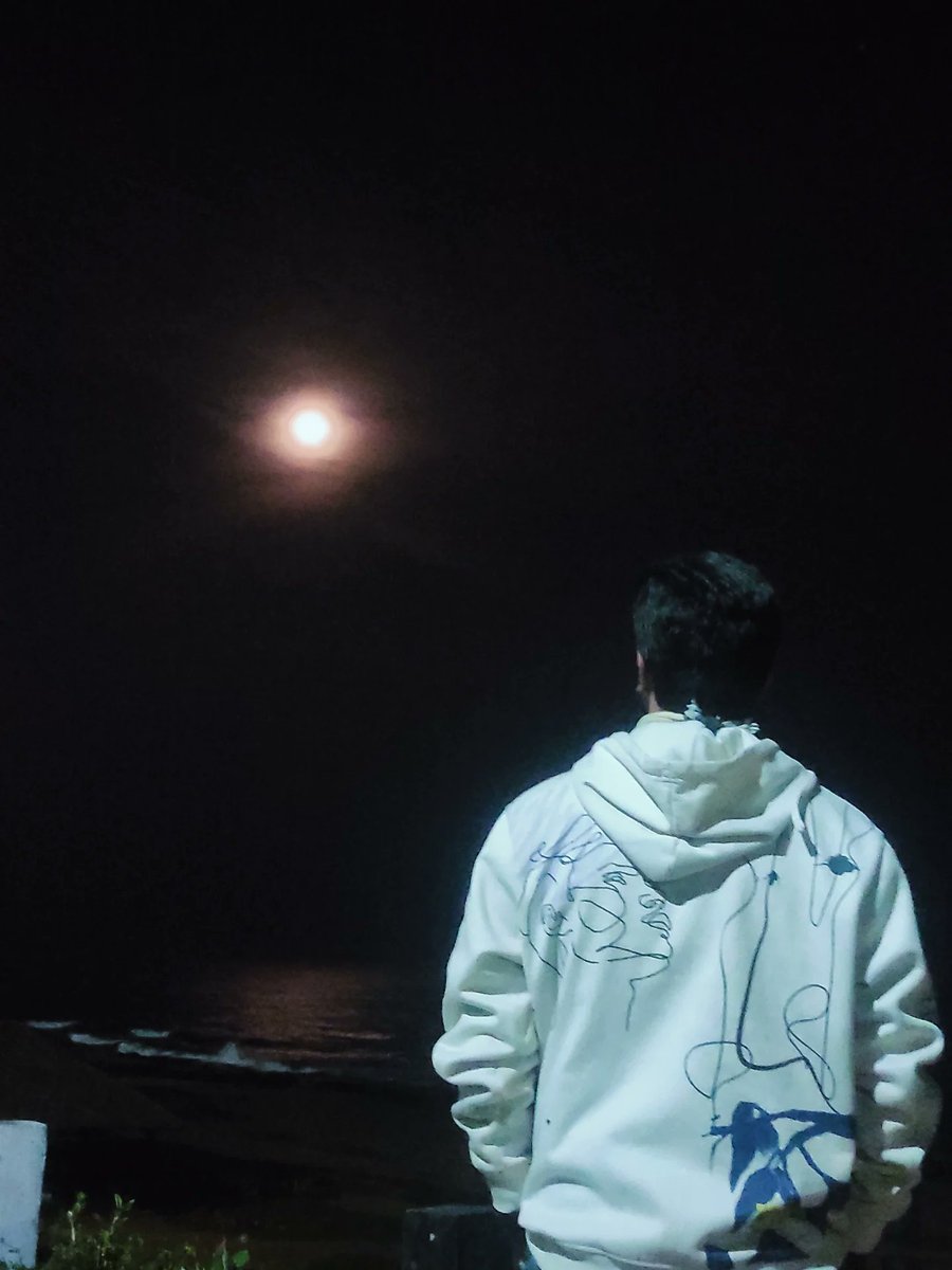oliviawalkerwpb's tweet photo. Watching the moon because I can’t see her every day. https://t.co/DSHe1mrJI7
