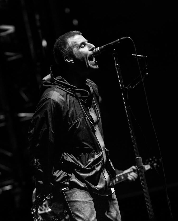 KDB17MCBM's tweet photo. Liam Gallagher💬
失敗ひとつせずにこのクソみたいな人生を乗り切るなんて無理な話だ。俺達はロボットじゃねぇんだからよ、わかるだろ？
だから外に出て楽しめ。朝起きて、その日の仕事をきっちりこなして、クソな奴にはなるな。もしクソな奴になるなら、せめて笑える奴になれ。(1/3) https://t.co/ISOFZk1U5Z