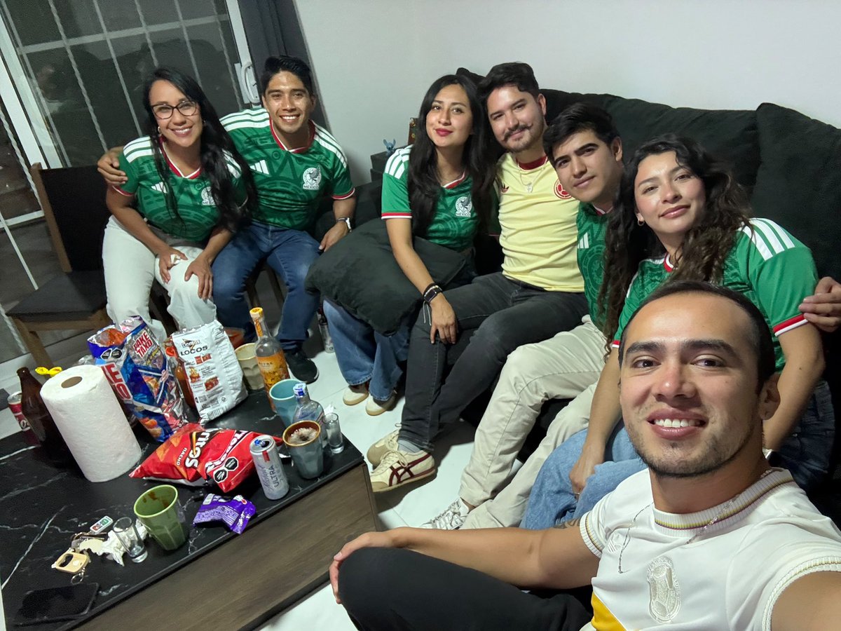 moonnzze's tweet photo. #LaEraDeRafa 
🇲🇽🇨🇴 https://t.co/PMszIgsas8