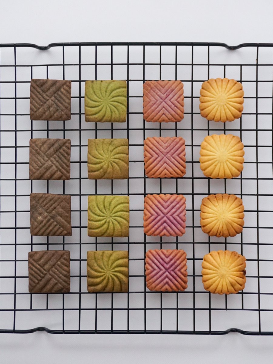 pekotchen's tweet photo. 去年cottaから発売された大人気のクッキー型をやっと手に入れたので、クッキー缶を作ってみました。
簡単に良い感じの雰囲気のクッキーが作れて嬉しい！
お味はプレーン、紫芋、抹茶、ほうじ茶の4種類。

#cotta #cottaアンバサダー https://t.co/PpYD4Ms6SS