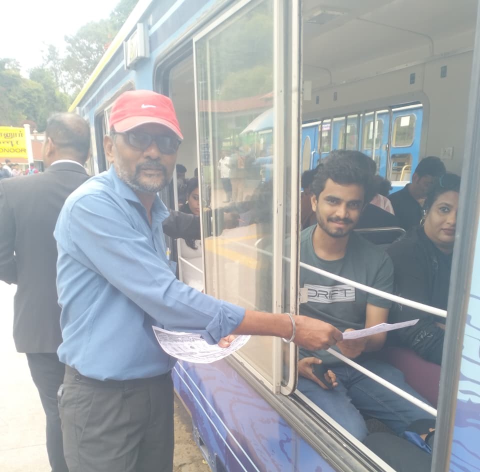 SalemDRM's tweet photo. Day 9 at Salem Division - Triple impact! 💪
📢 Awareness drive to public by Railway staff
🌱 Plantation of saplings - Green initiative
🧹 Intensive cleaning work
#SwachhataHiSeva #Day8 #SalemDivision #SwachhBharat" https://t.co/Ln9KtL1QZZ