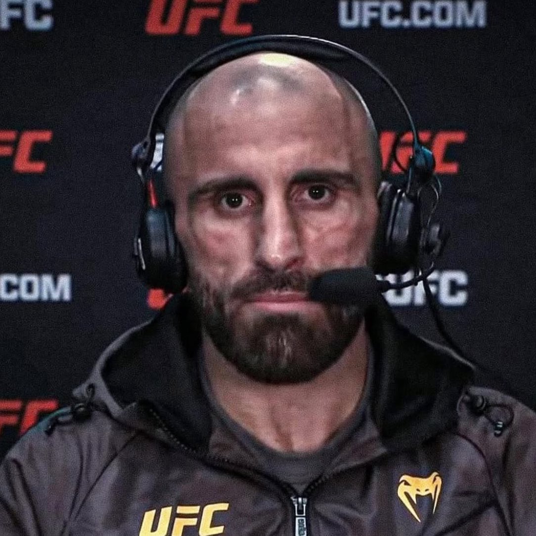 thefightbubble's tweet photo. Listening to "Chiwiwis" when we're all worried for Raoni Barcelos

#UFCVegas121 https://t.co/QxD9CO5nU5
