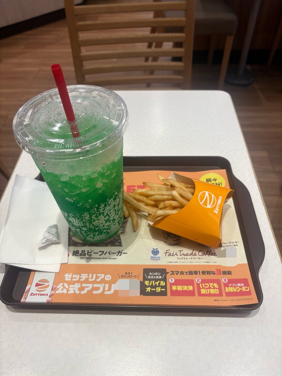 p2486lls's tweet photo. 自分って何も確認してないんだなって飲み物のサイズ見て察した（遠い目） https://t.co/fdKtCnJopA