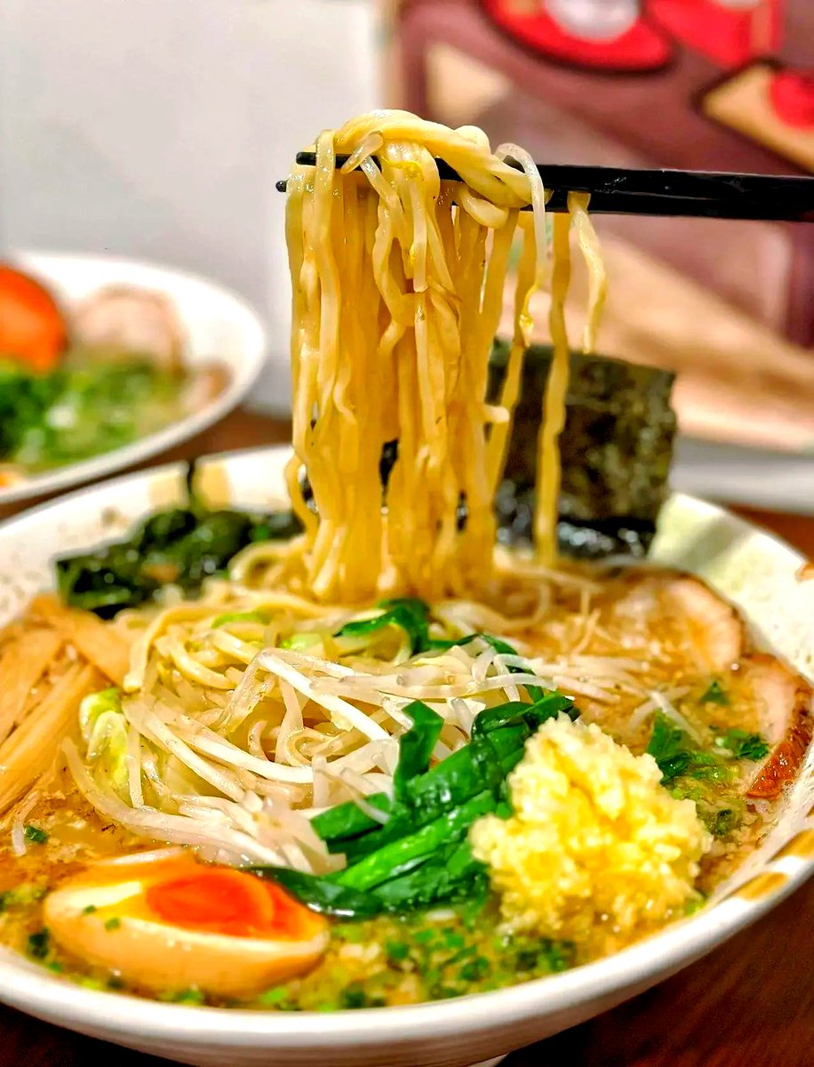 DeeannKoby2h's tweet photo. Late-night bite just hits different. Steaming hot ramen, soft music, and the quiet hum of this tiny place—perfect end to a long day.， https://t.co/PjcVQMdYVO