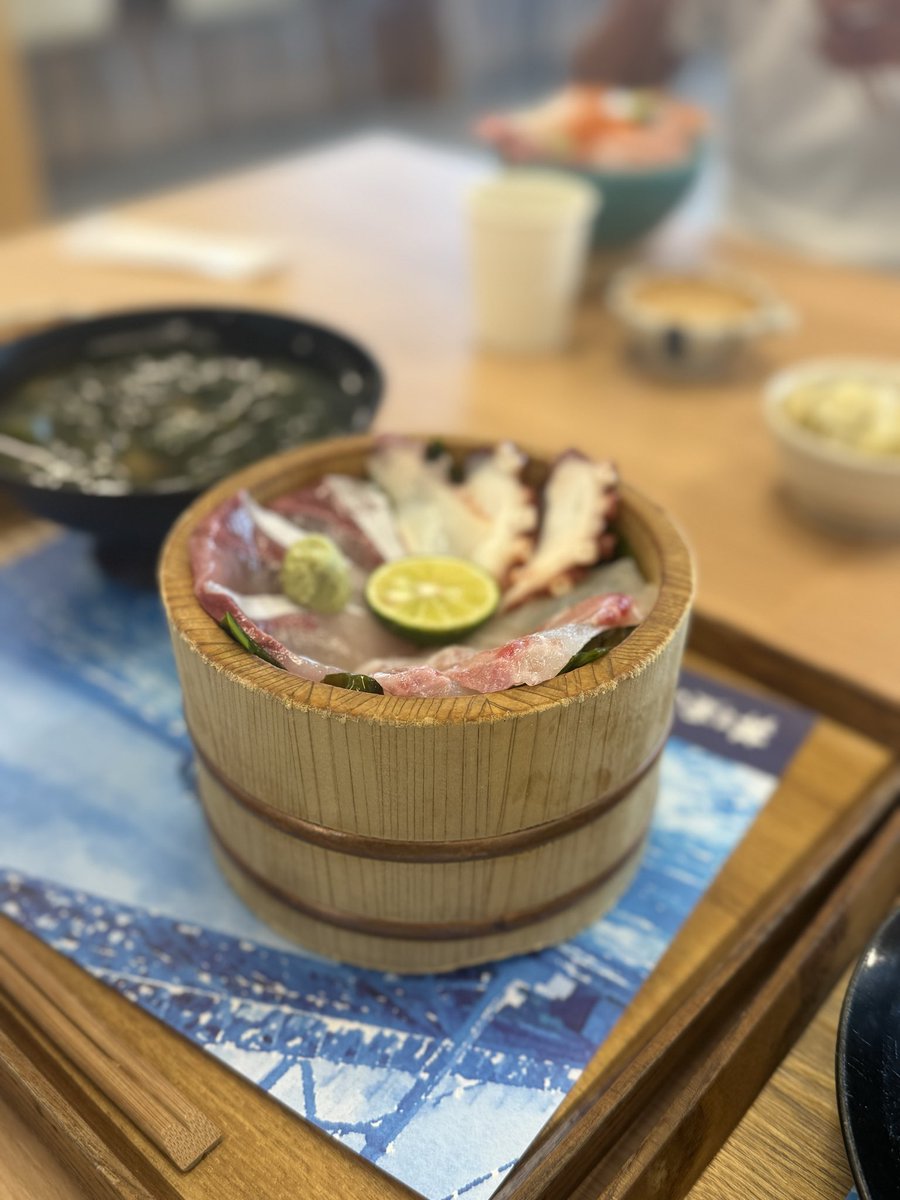 katoki_222's tweet photo. 徳島鳴門市道の駅🍥
海鮮ドーン🦞
おいもあんぱーんち👊🏾

四国に到着🛬 https://t.co/BOFZwObxoS