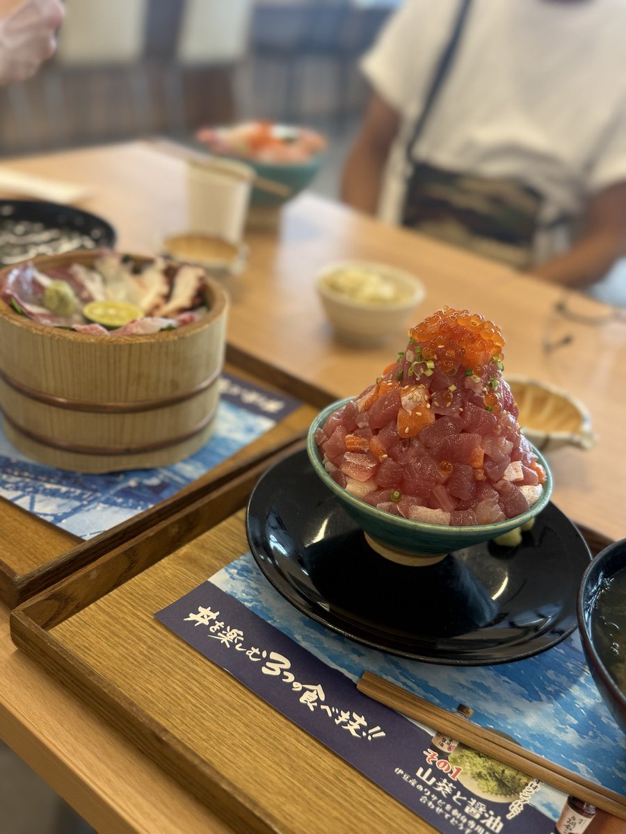 katoki_222's tweet photo. 徳島鳴門市道の駅🍥
海鮮ドーン🦞
おいもあんぱーんち👊🏾

四国に到着🛬 https://t.co/BOFZwObxoS