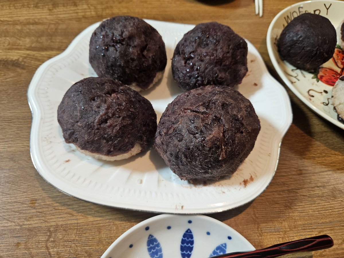 raisingheart072's tweet photo. 今日のお昼はおはぎです( ´∀｀ )b
家ではこれが並みサイズ(^^) https://t.co/nHd3zfn4xd