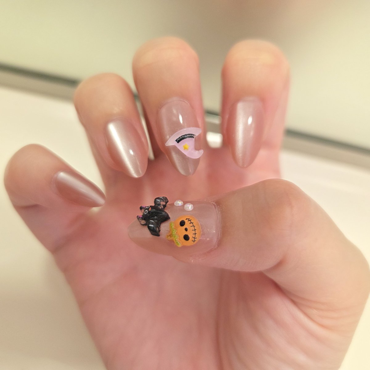 rusa_chan's tweet photo. 100均で買ったハロウィンパーツを、ネイルチップにつけてみました
めんこい
でもすぐに飛んでいってしまう予感しかしない https://t.co/nXXQmbOtBZ