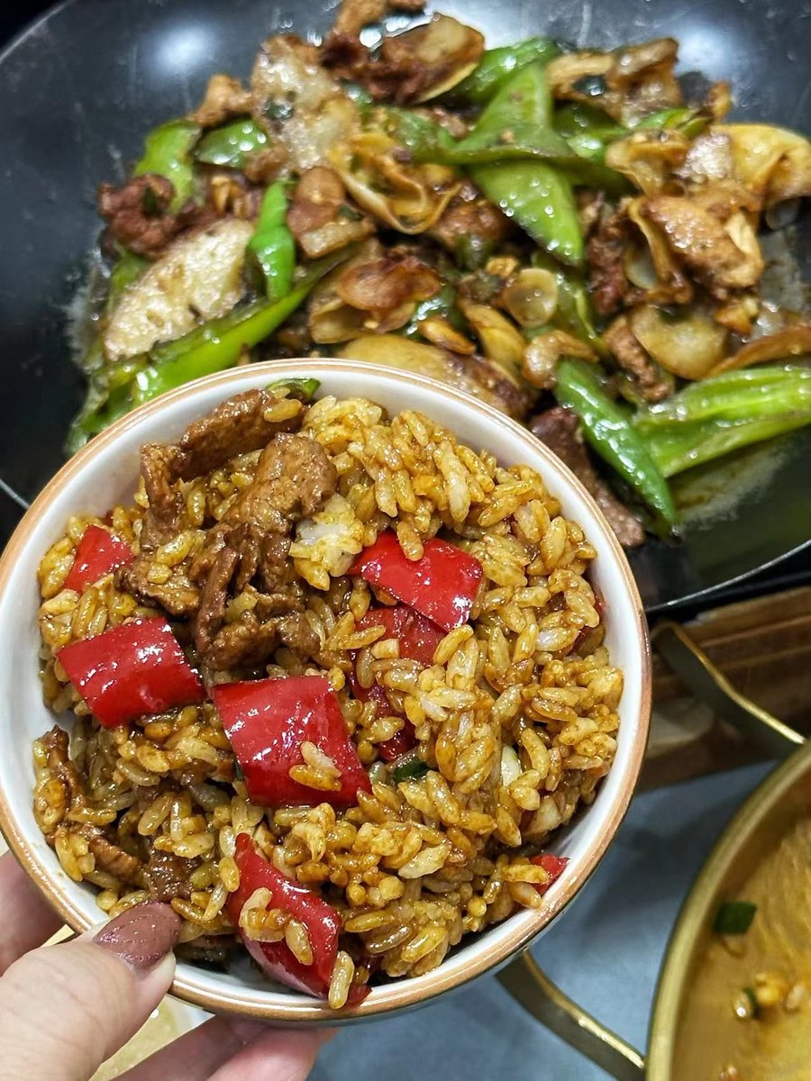 charming_nam_hs's tweet photo. I stir-fry, lie low, grab melons, vibe with empty spaces, and savor sticky rice—small joys hit different!， https://t.co/sTDA6LEflY