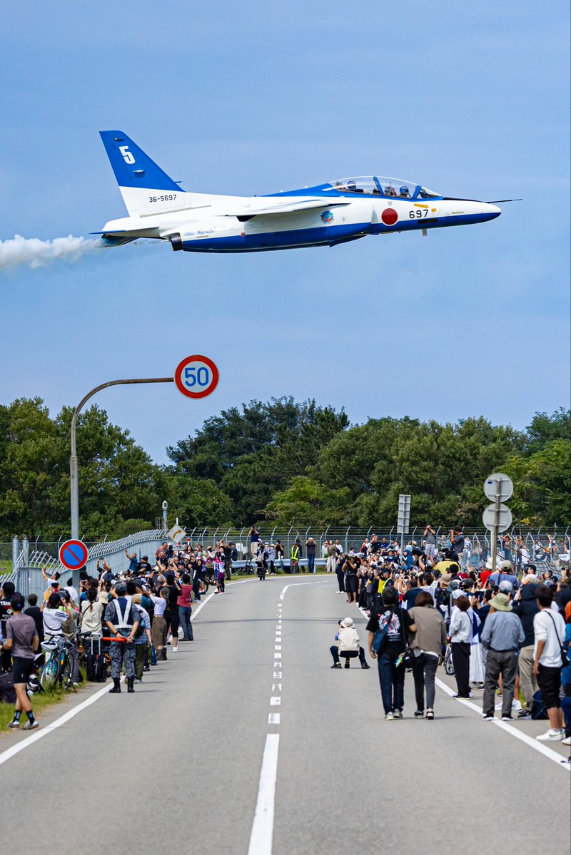 Chr0102's tweet photo. みんなが魅了するブルーインパルスの低い離陸

#小松基地航空祭
2026.9.27 https://t.co/lVqGXPCZt3
