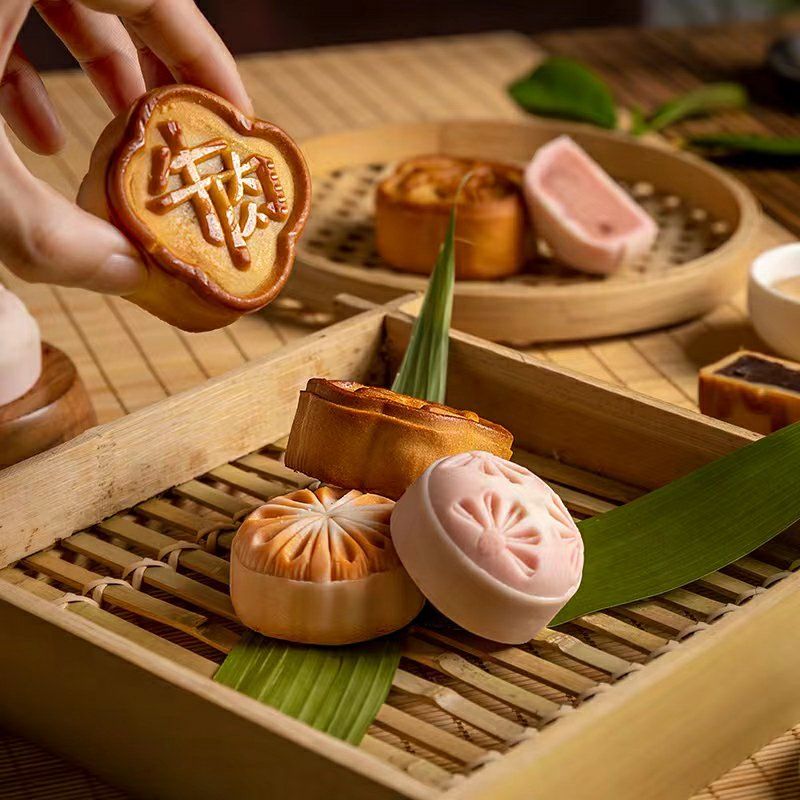 stonlhg's tweet photo. Today’s snack: a classic rice cake with a delicate satin wrapper, not cheap but totally worth every penny! https://t.co/bDUvmp0D5E