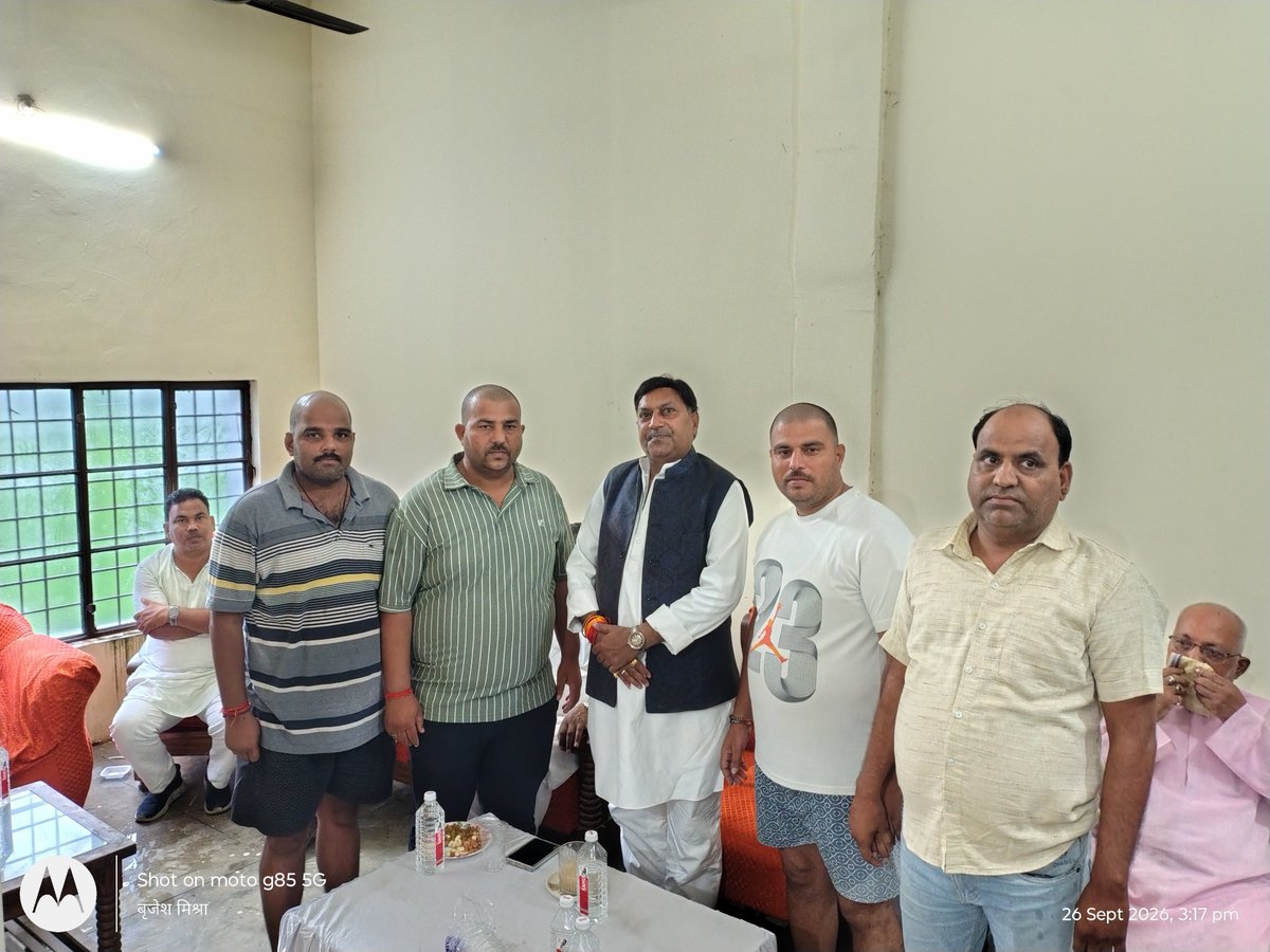 FatehBrSingh's tweet photo. अपने विधानसभा क्षेत्र कैंपियरगंज में—
1.  श्री जनार्दन यादव जी की माता जी के ब्रह्मभोज कार्यक्रम में सम्मिलित होकर दिवंगत पुण्यात्मा को श्रद्धासुमन अर्पित किया एवं शोकाकुल परिजनों से भेंट कर अपनी शोक संवेदना व्यक्त की।
2.  श्री शेषनाथ यादव जी के पिता जी के ब्रह्मभोज कार्यक्रम में सम्मिलित होकर दिवंगत आत्मा को श्रद्धासुमन अर्पित किया एवं परिजनों के प्रति अपनी संवेदनाएँ व्यक्त कीं ईश्वर दिवंगत पुण्यात्माओं को अपने श्रीचरणों में स्थान दें तथा शोकाकुल परिवारजनों को इस अपार दुःख को सहन करने की शक्ति प्रदान करें।
ॐ शांति। 🙏
