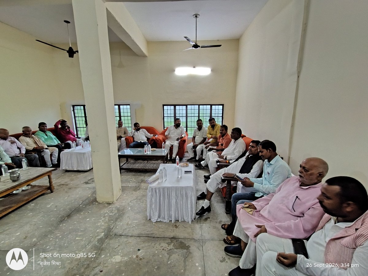 FatehBrSingh's tweet photo. अपने विधानसभा क्षेत्र कैंपियरगंज में—
1.  श्री जनार्दन यादव जी की माता जी के ब्रह्मभोज कार्यक्रम में सम्मिलित होकर दिवंगत पुण्यात्मा को श्रद्धासुमन अर्पित किया एवं शोकाकुल परिजनों से भेंट कर अपनी शोक संवेदना व्यक्त की।
2.  श्री शेषनाथ यादव जी के पिता जी के ब्रह्मभोज कार्यक्रम में सम्मिलित होकर दिवंगत आत्मा को श्रद्धासुमन अर्पित किया एवं परिजनों के प्रति अपनी संवेदनाएँ व्यक्त कीं ईश्वर दिवंगत पुण्यात्माओं को अपने श्रीचरणों में स्थान दें तथा शोकाकुल परिवारजनों को इस अपार दुःख को सहन करने की शक्ति प्रदान करें।
ॐ शांति। 🙏